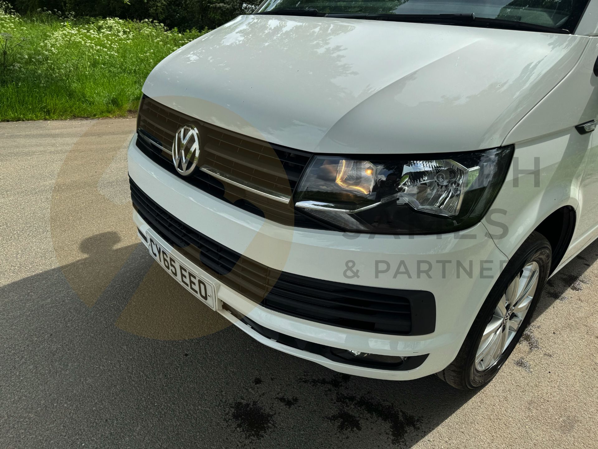 VOLKSWAGEN TRANSPORTER *HIGHLINE EDITION* SWB PANEL VAN (2016 MODEL) 2.0 TDI 'BLUEMOTION' 6 SPEED - Image 16 of 44