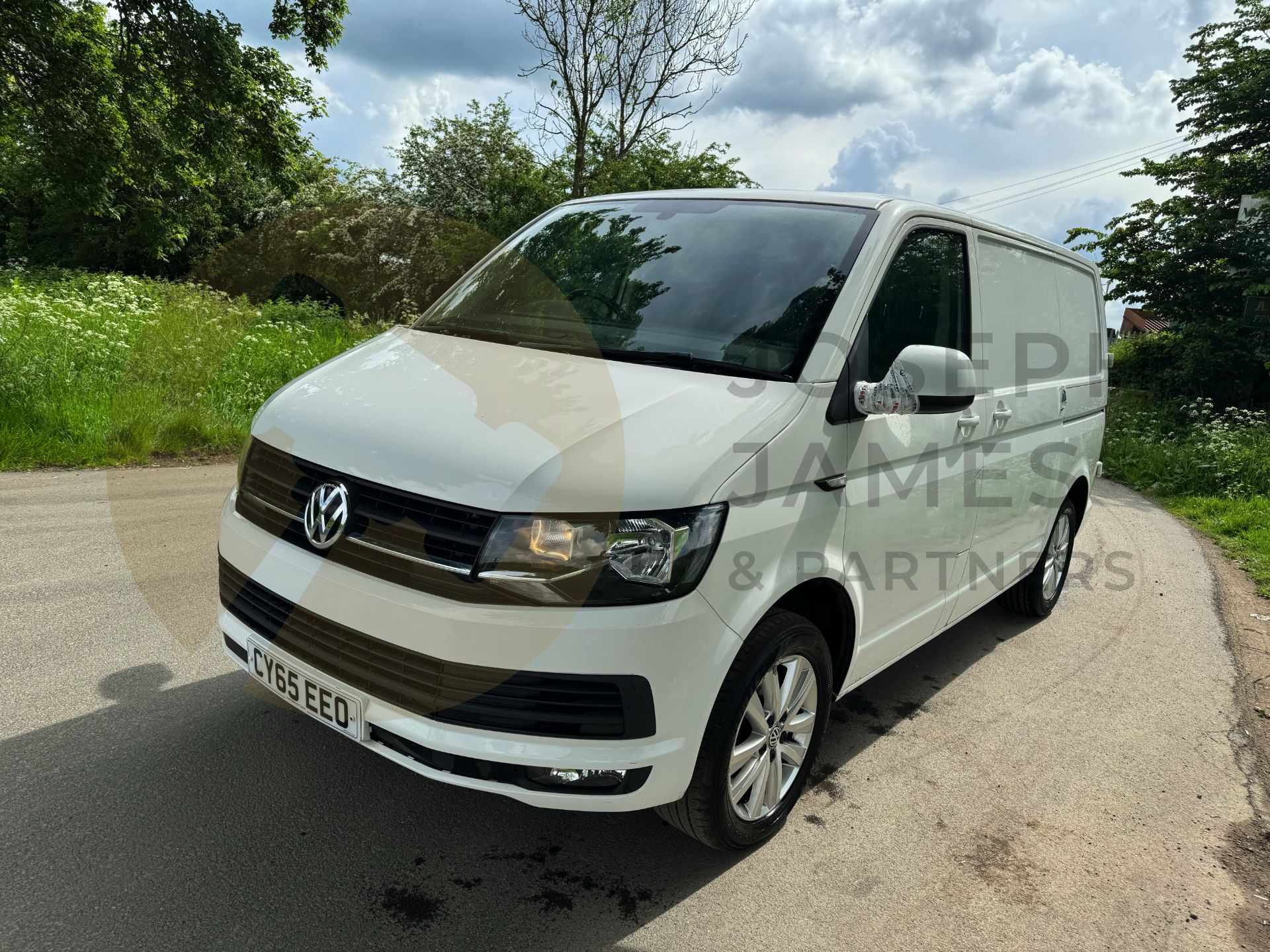 VOLKSWAGEN TRANSPORTER *HIGHLINE EDITION* SWB PANEL VAN (2016 MODEL) 2.0 TDI 'BLUEMOTION' 6 SPEED - Image 5 of 44