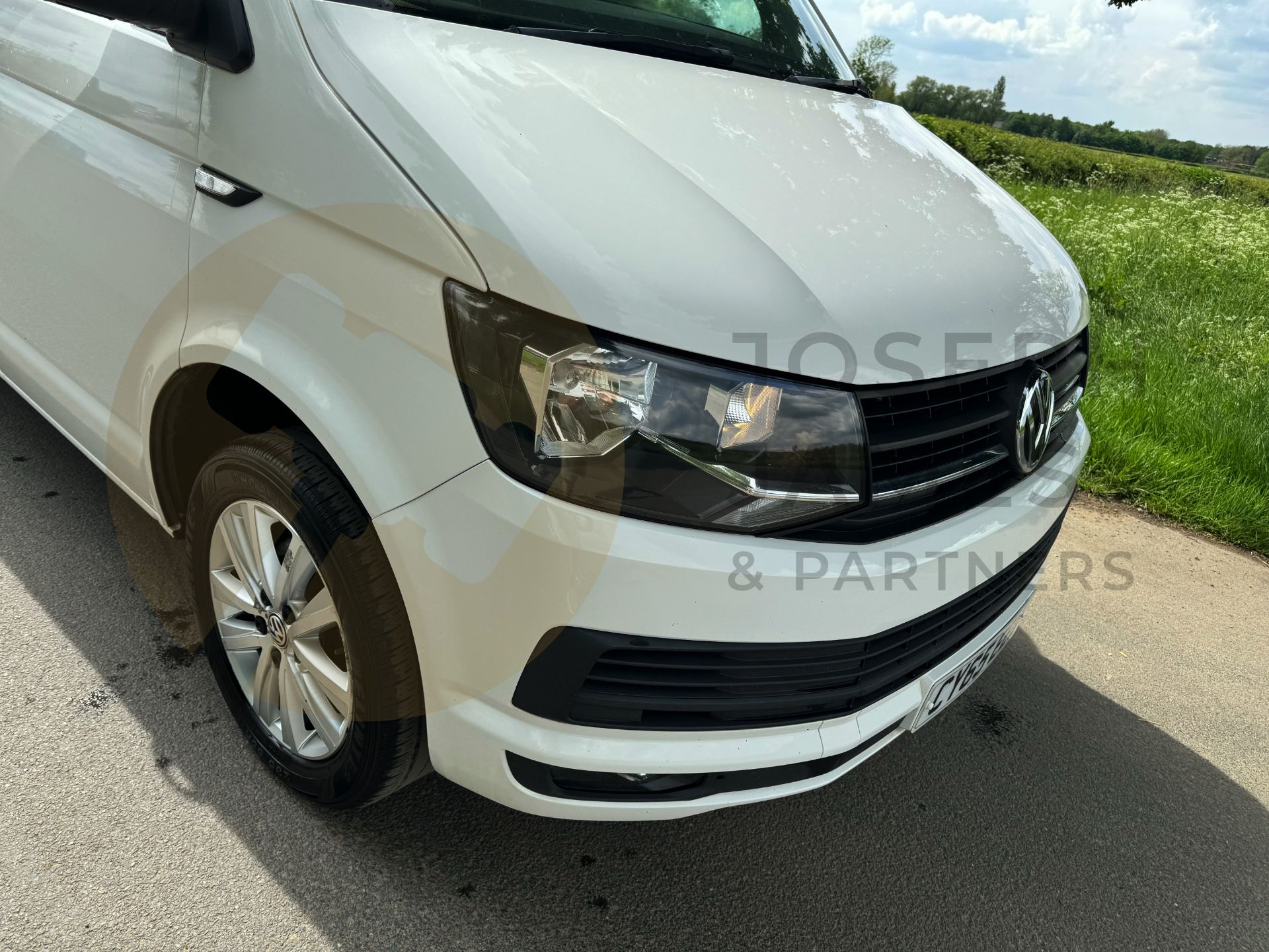 VOLKSWAGEN TRANSPORTER *HIGHLINE EDITION* SWB PANEL VAN (2016 MODEL) 2.0 TDI 'BLUEMOTION' 6 SPEED - Image 15 of 44