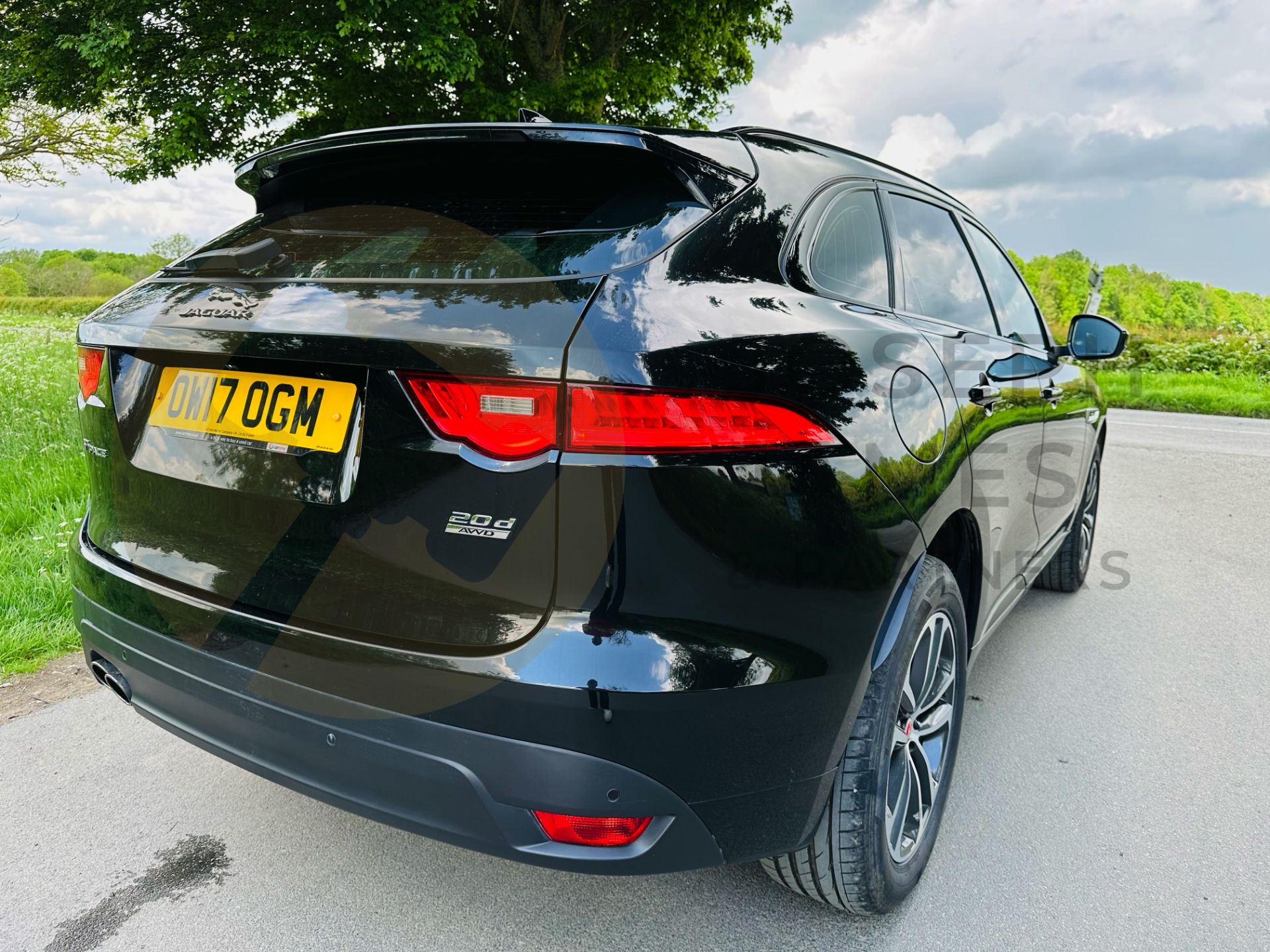 ON SALE JAGUAR F-PACE D180 *R-SPORT EDITION* AUTOMATIC - 17 REG -ULEZ COMPLAINT- IN SANTORINI BLACK - Image 10 of 45