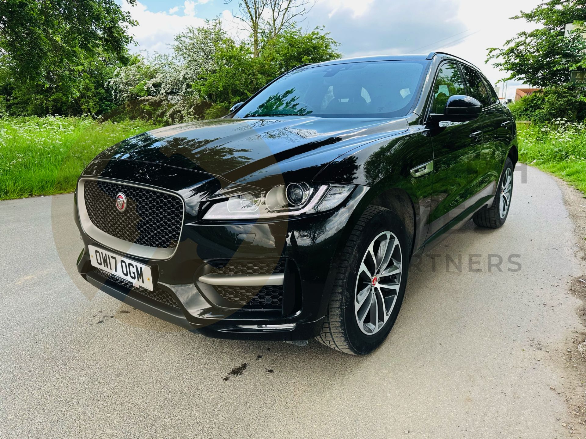 ON SALE JAGUAR F-PACE D180 *R-SPORT EDITION* AUTOMATIC - 17 REG -ULEZ COMPLAINT- IN SANTORINI BLACK - Image 4 of 45