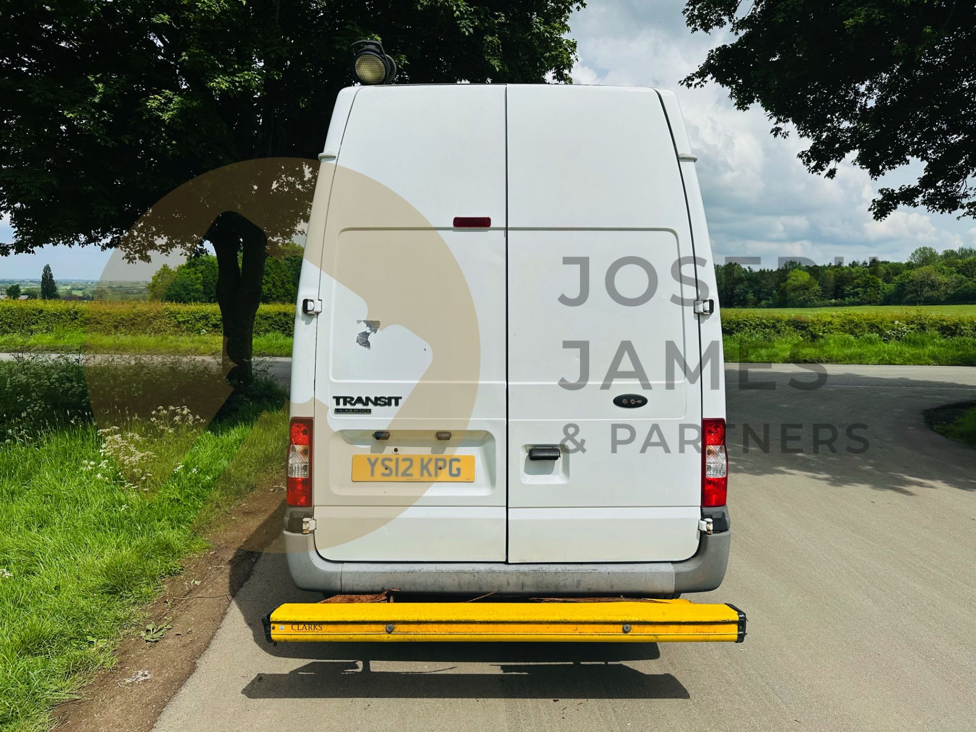 FORD TRANSIT 100 T350 *LWB - MESSING UNIT / SITE VAN* (2012) 2.2 TDCI - 6 SPEED *CLARKS CONVERSION* - Image 7 of 40