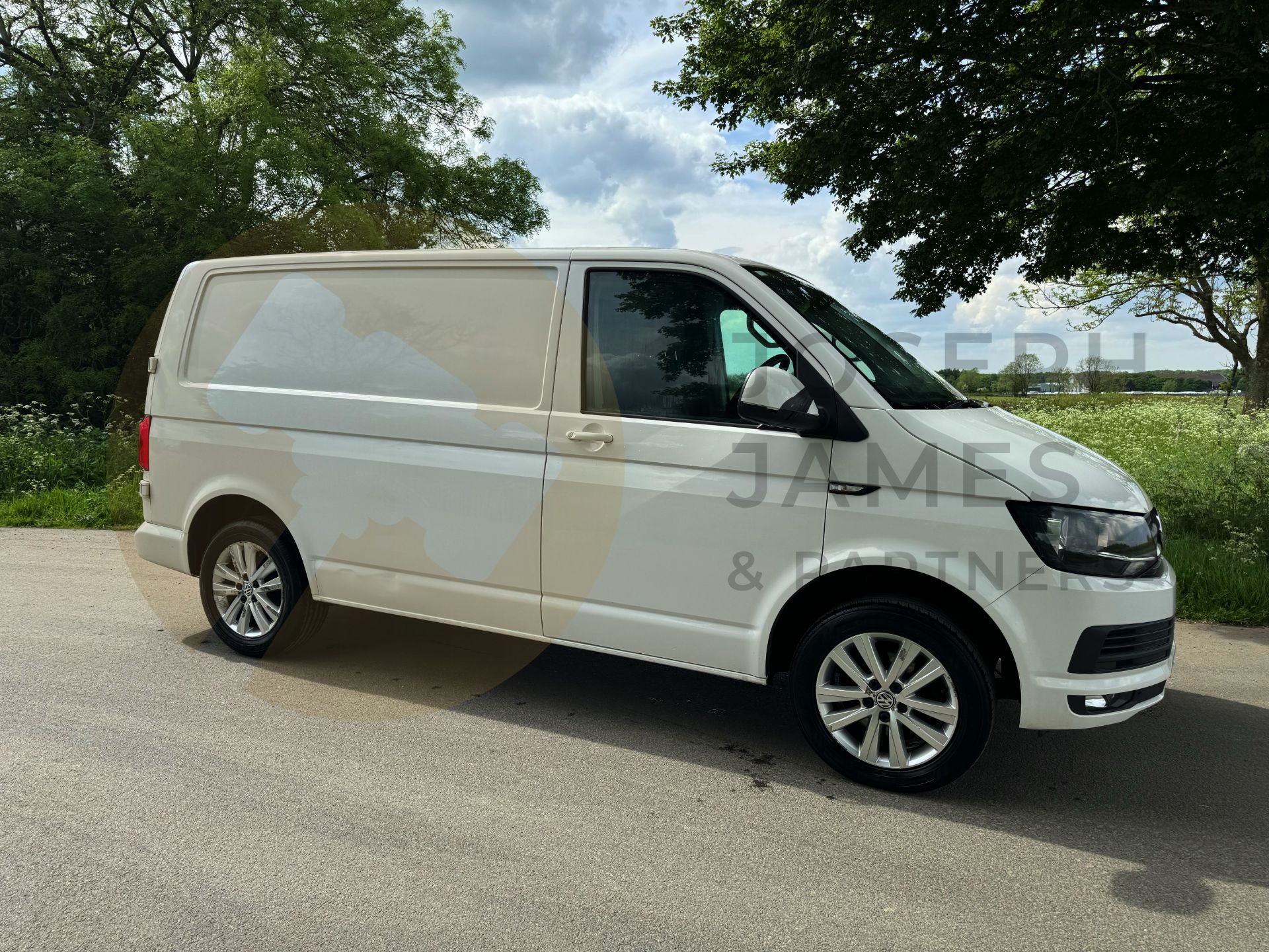 VOLKSWAGEN TRANSPORTER *HIGHLINE EDITION* SWB PANEL VAN (2016 MODEL) 2.0 TDI 'BLUEMOTION' 6 SPEED