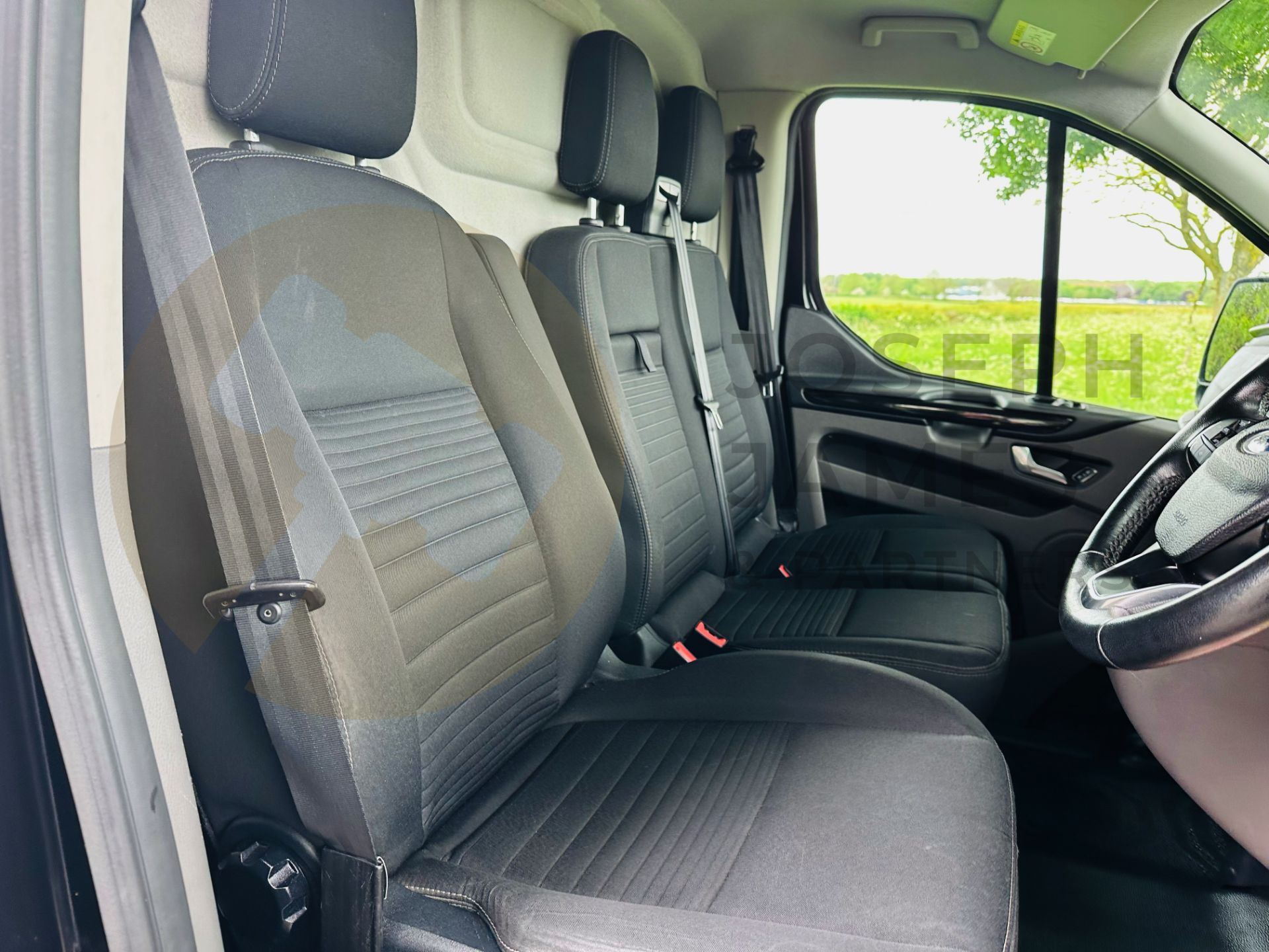 (ON SALE) FORD TRANSIT CUSTOM "LIMITED" 170PSI (280) *AUTO" 2.0TDCI (20 REG) AC -HEATED SEATS-EURO 6 - Image 19 of 31