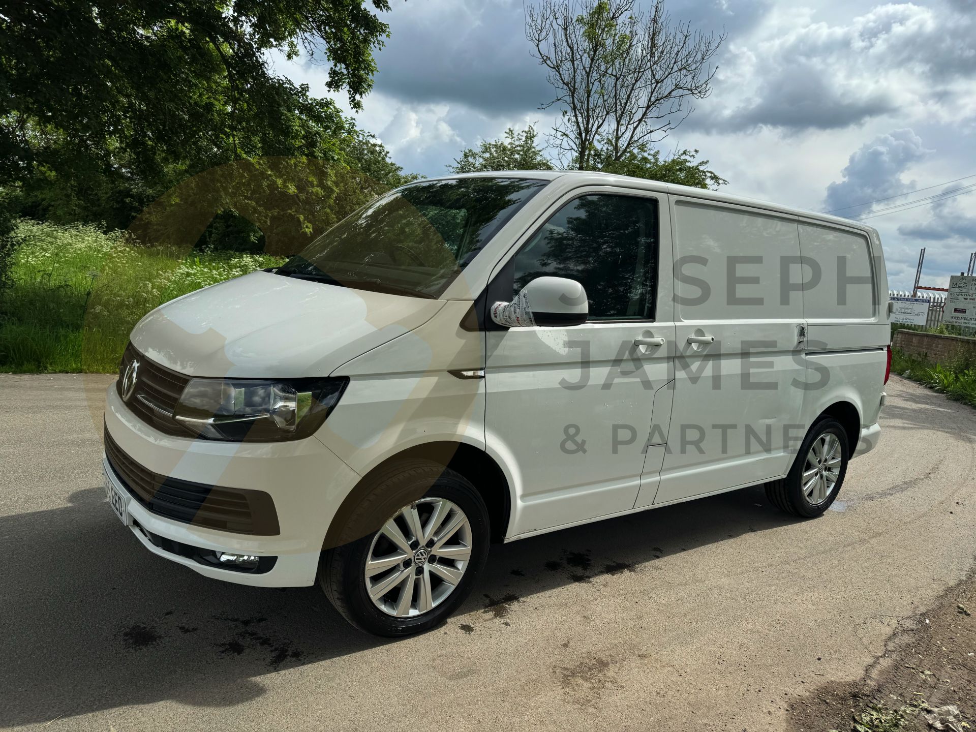 VOLKSWAGEN TRANSPORTER *HIGHLINE EDITION* SWB PANEL VAN (2016 MODEL) 2.0 TDI 'BLUEMOTION' 6 SPEED - Image 7 of 44