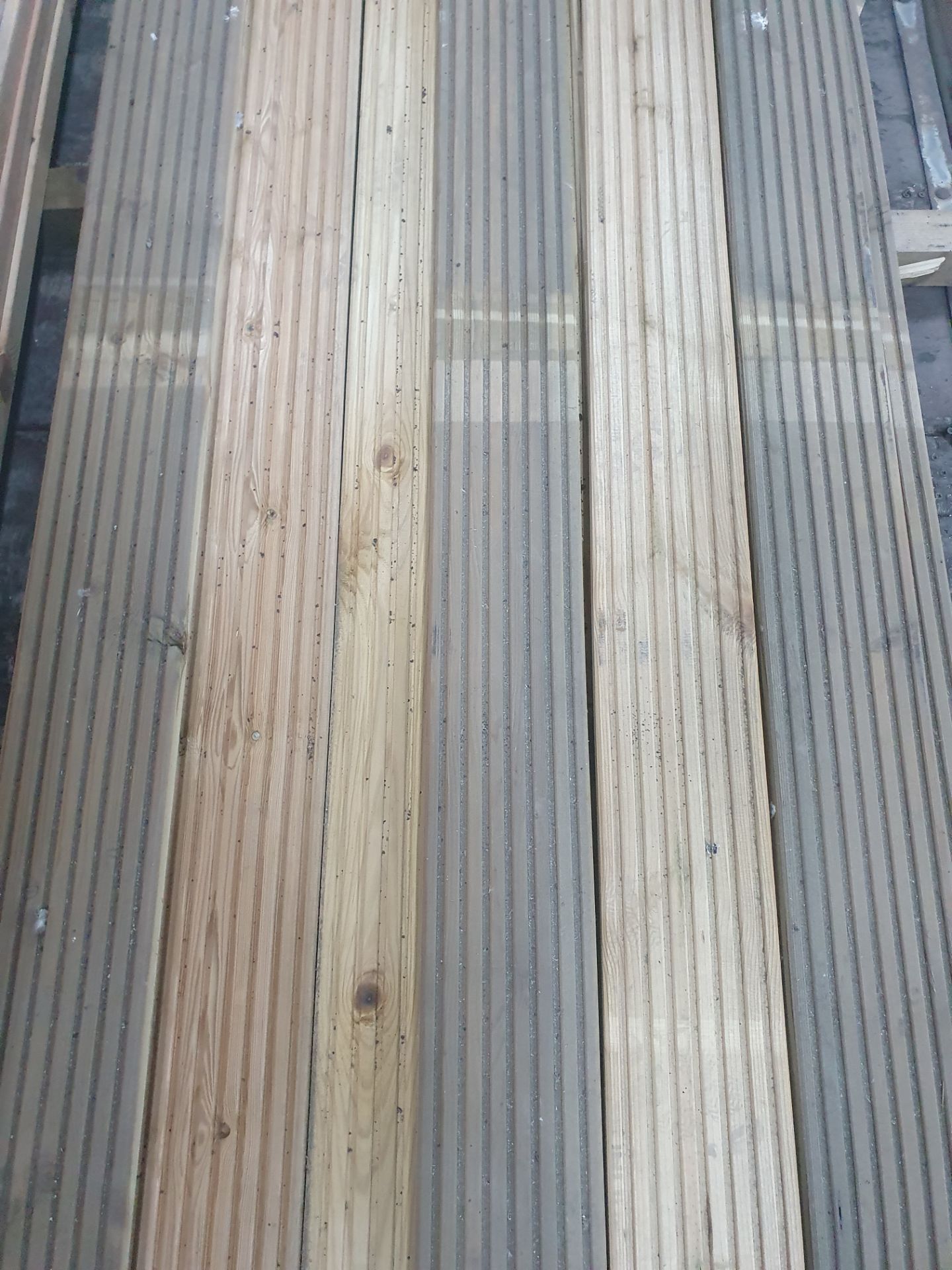 55 x Lengths of Decking | Size: (L) 420cm x (W) 14cm x (H) 3cm - Image 5 of 6
