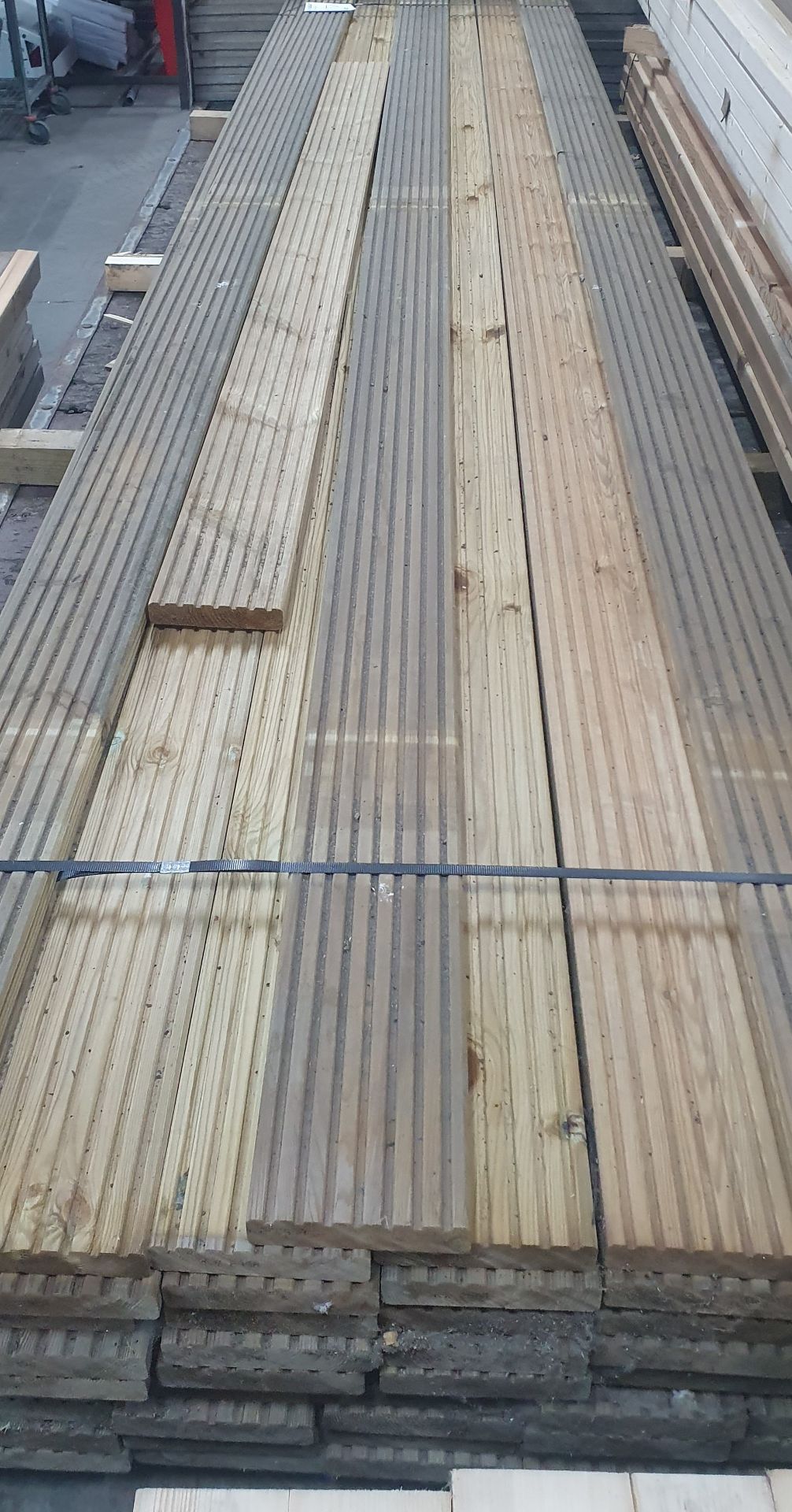 55 x Lengths of Decking | Size: (L) 420cm x (W) 14cm x (H) 3cm - Image 6 of 6