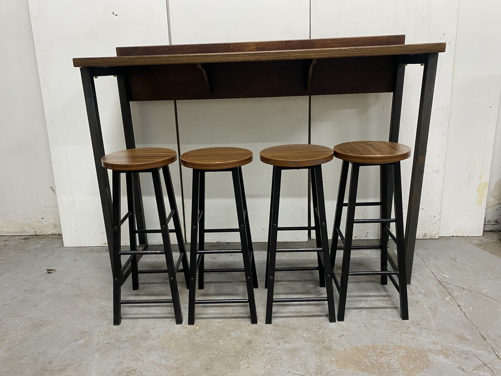 High Wooden Table With 4 Stools - Bild 2 aus 8