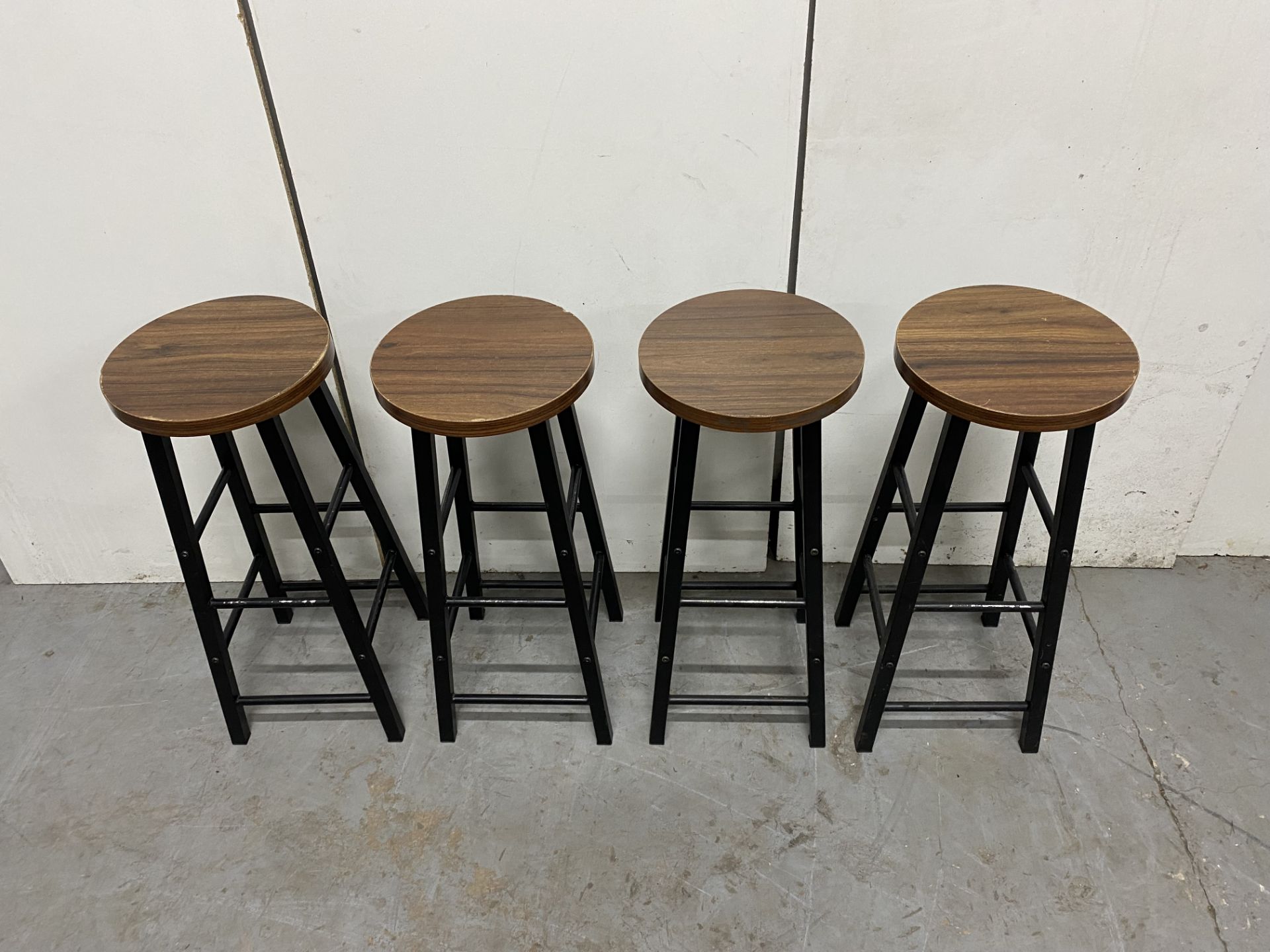High Wooden Table With 4 Stools - Bild 7 aus 8