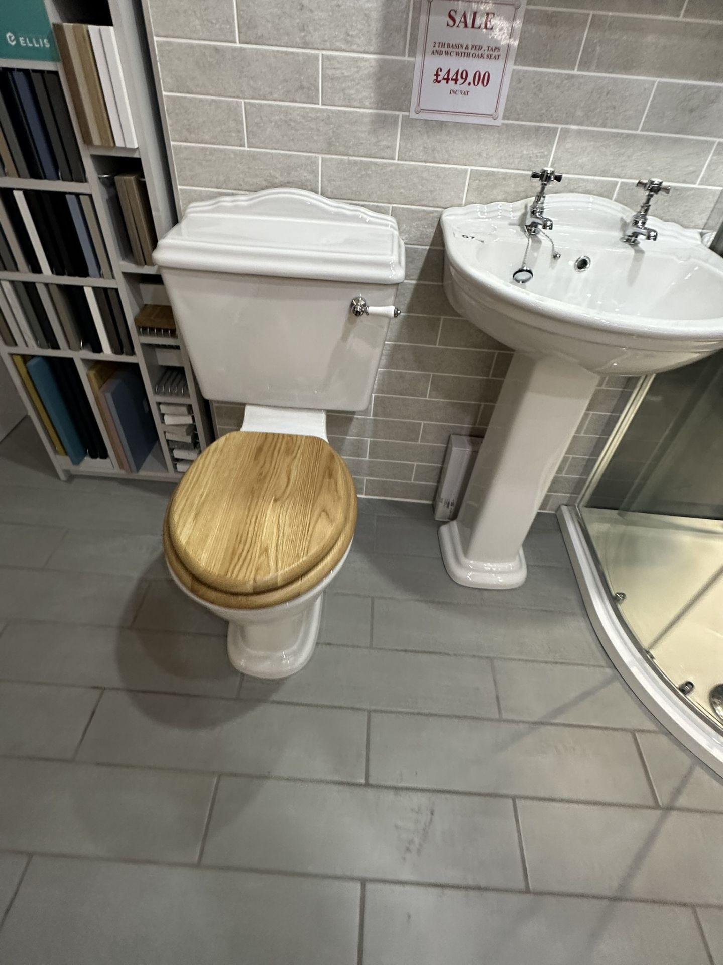 Ex-Display WC and Pedestal Sink Set w/Mirrored Cabinet - Bild 2 aus 5