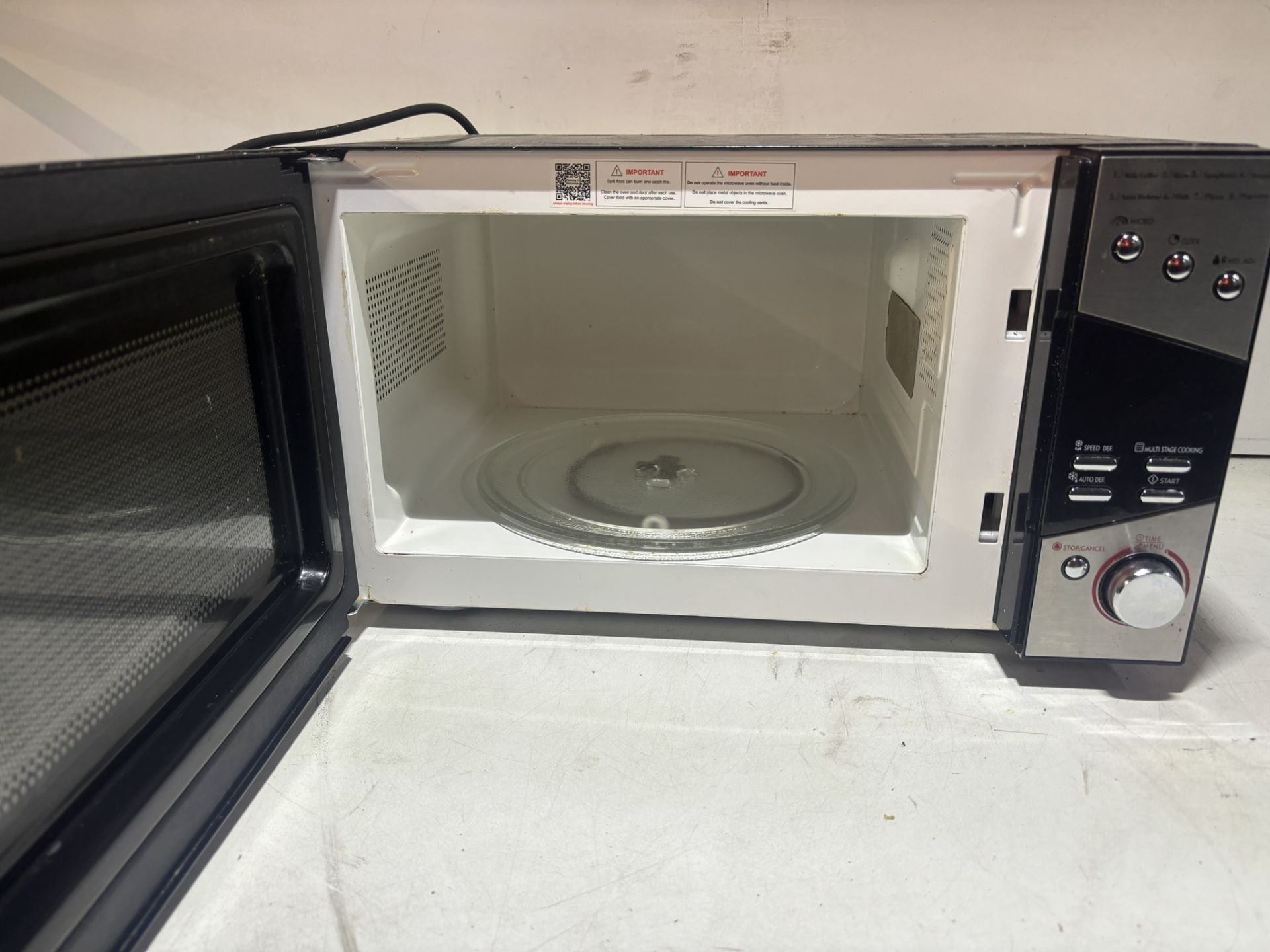 De'Longhi P80D20EL-T5A Standard Microwave, Black & Silver - Image 4 of 8