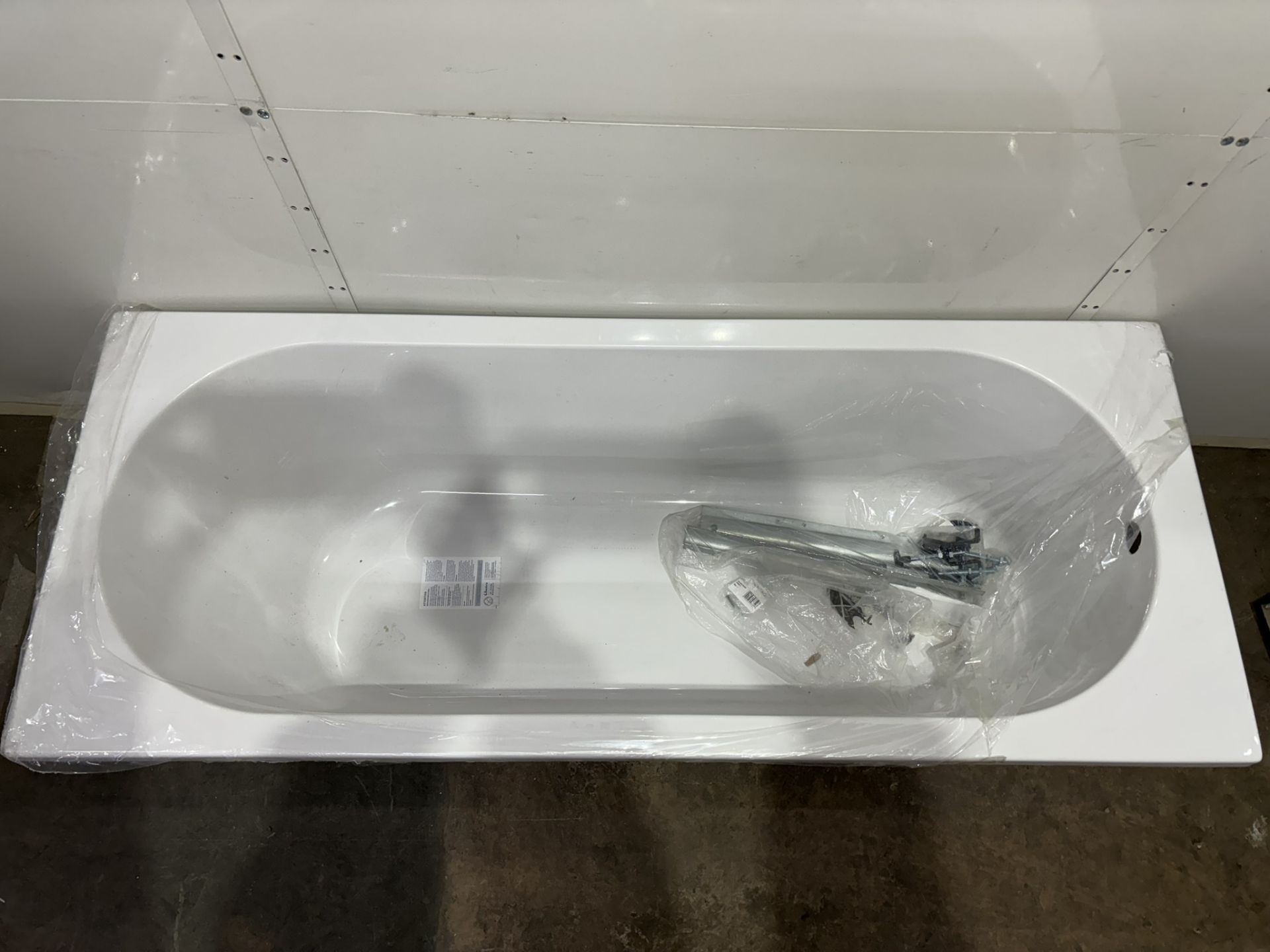 Ex-Display Straight Acrylic Bath Tub | Size: 1600 x 700 - Image 3 of 5