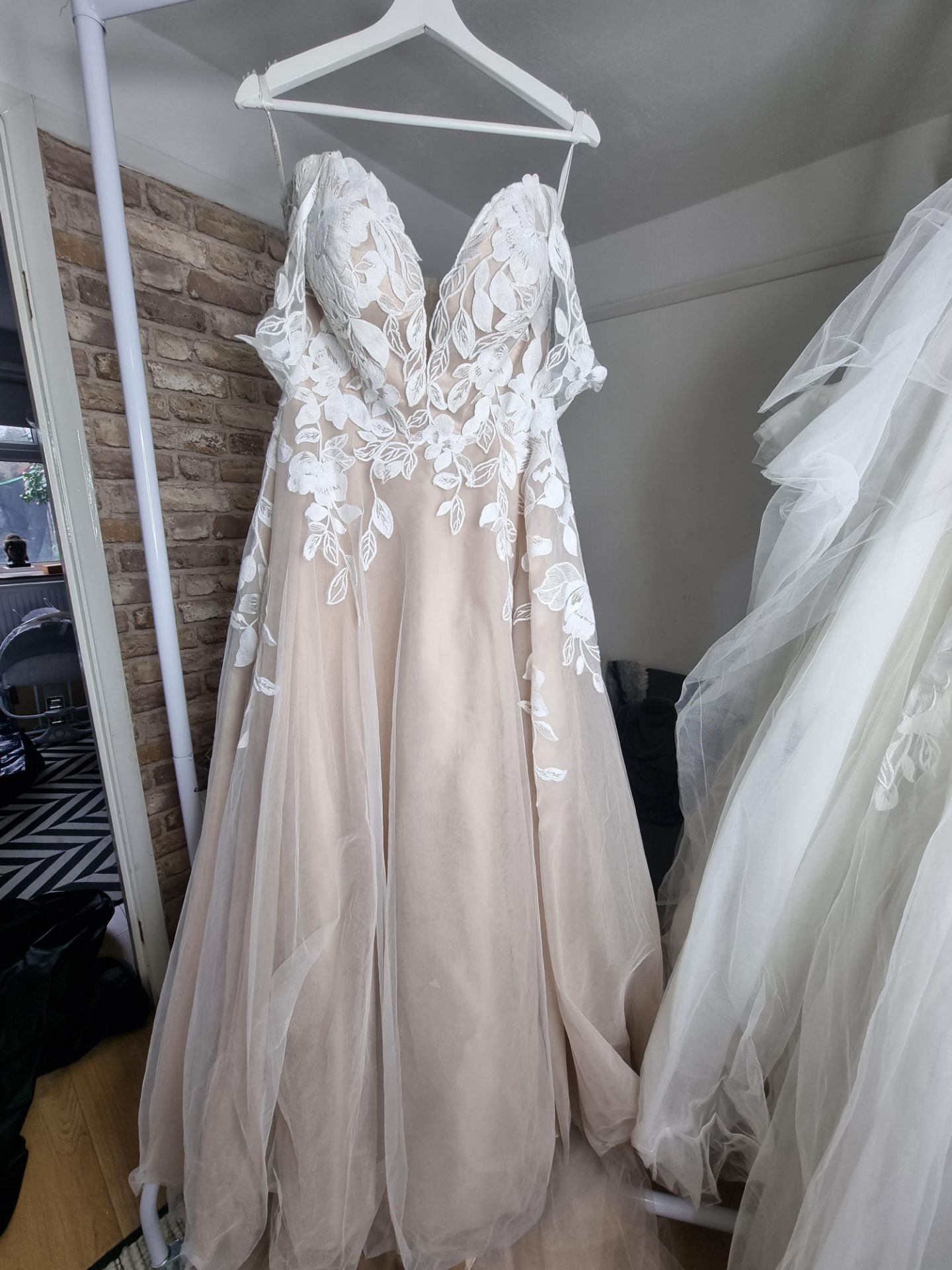 Complete Contents of Bridal Boutique | Gowns | Accessories | Fixtures and Fittings | ZERO VAT - Bild 29 aus 52