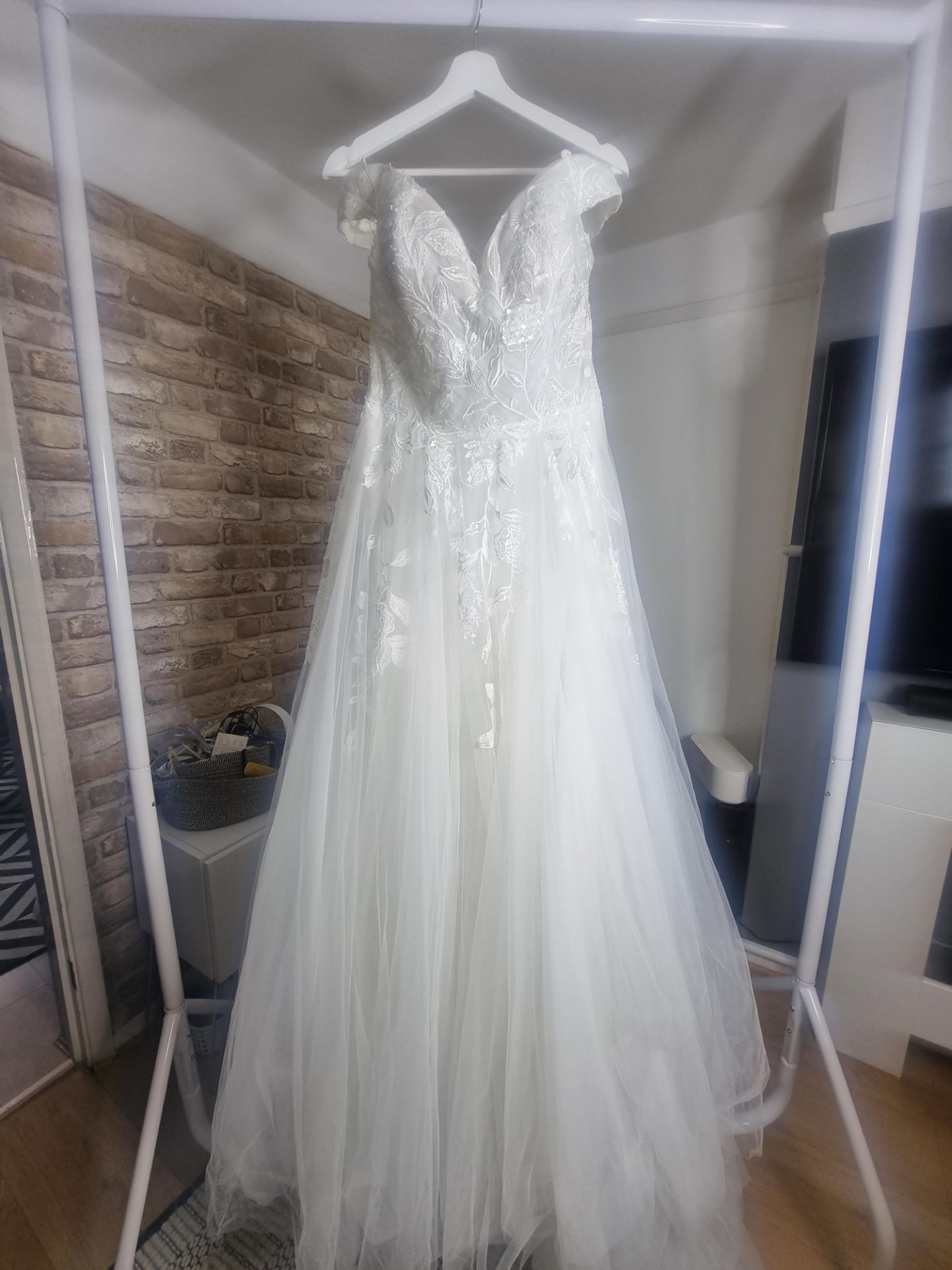 Complete Contents of Bridal Boutique | Gowns | Accessories | Fixtures and Fittings | ZERO VAT - Bild 3 aus 52