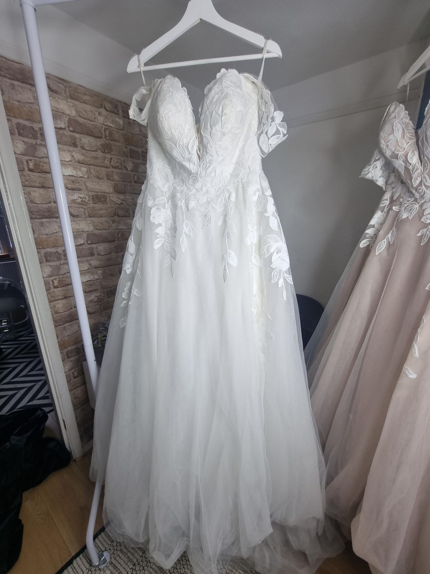 Complete Contents of Bridal Boutique | Gowns | Accessories | Fixtures and Fittings | ZERO VAT - Bild 30 aus 52