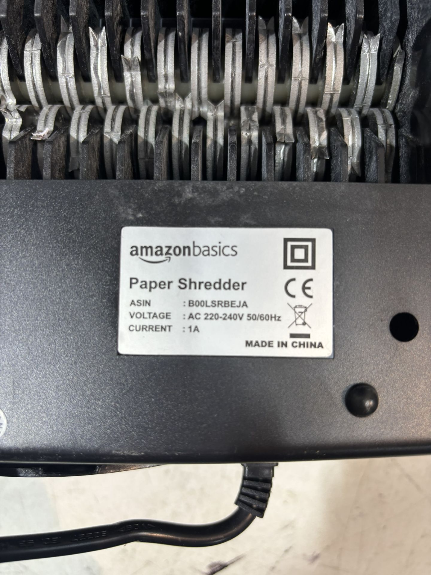 Amazon Basics 5-6 Sheet Cross Cut Paper and Credit Card Shredder - Bild 5 aus 5