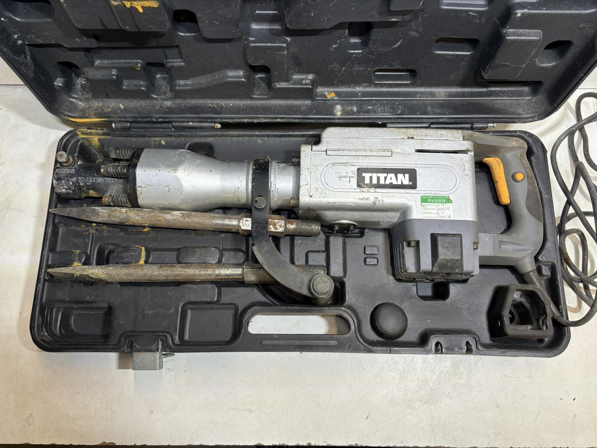 Titan TTB280DRH 15. 5kg Hex Shank Breaker 230V - Image 3 of 7