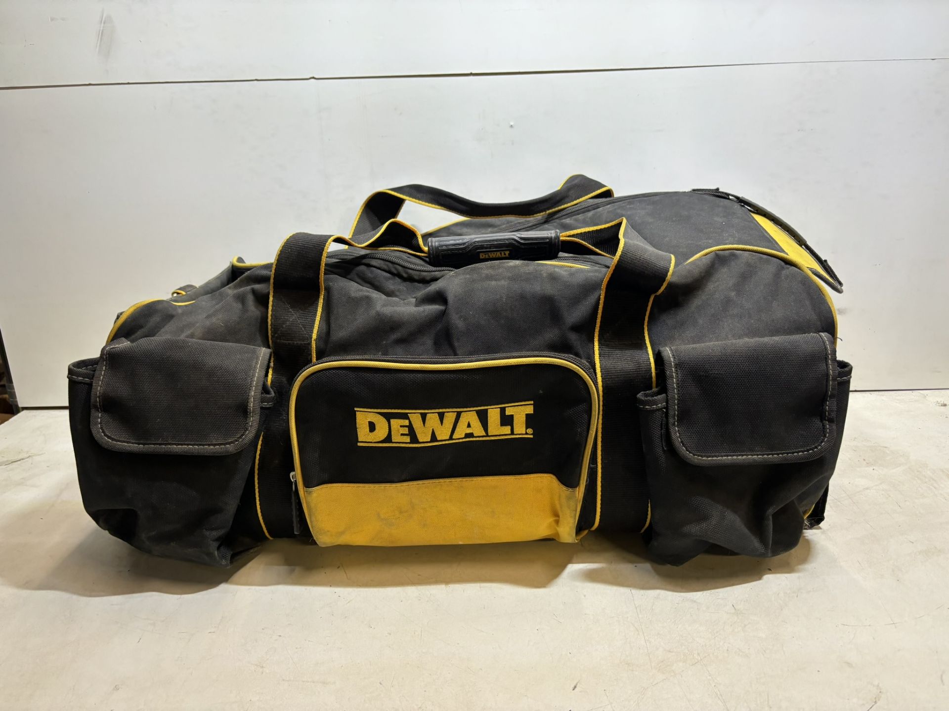 DeWalt Large Duffle Bag On Wheels