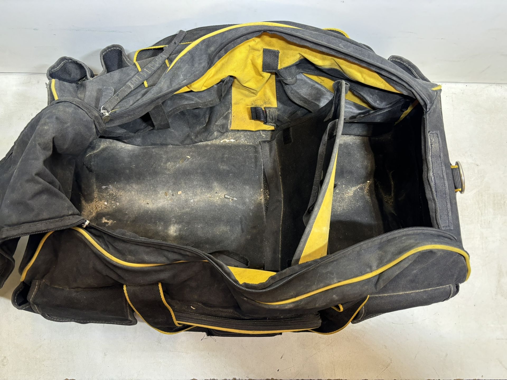 DeWalt Large Duffle Bag On Wheels - Image 3 of 6