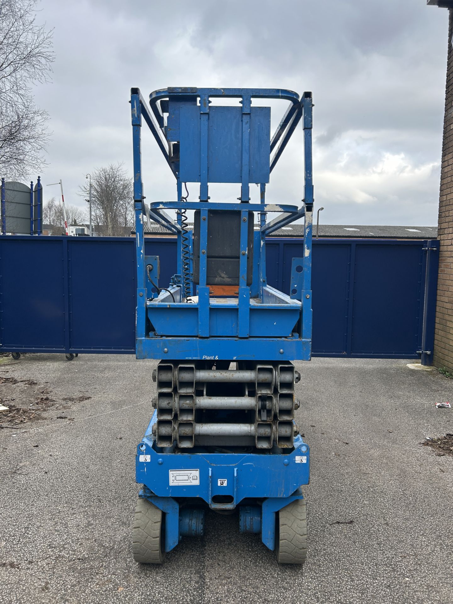 Genie GS-2632 Electric Scissor Lift | YOM: 2006 - Image 2 of 11