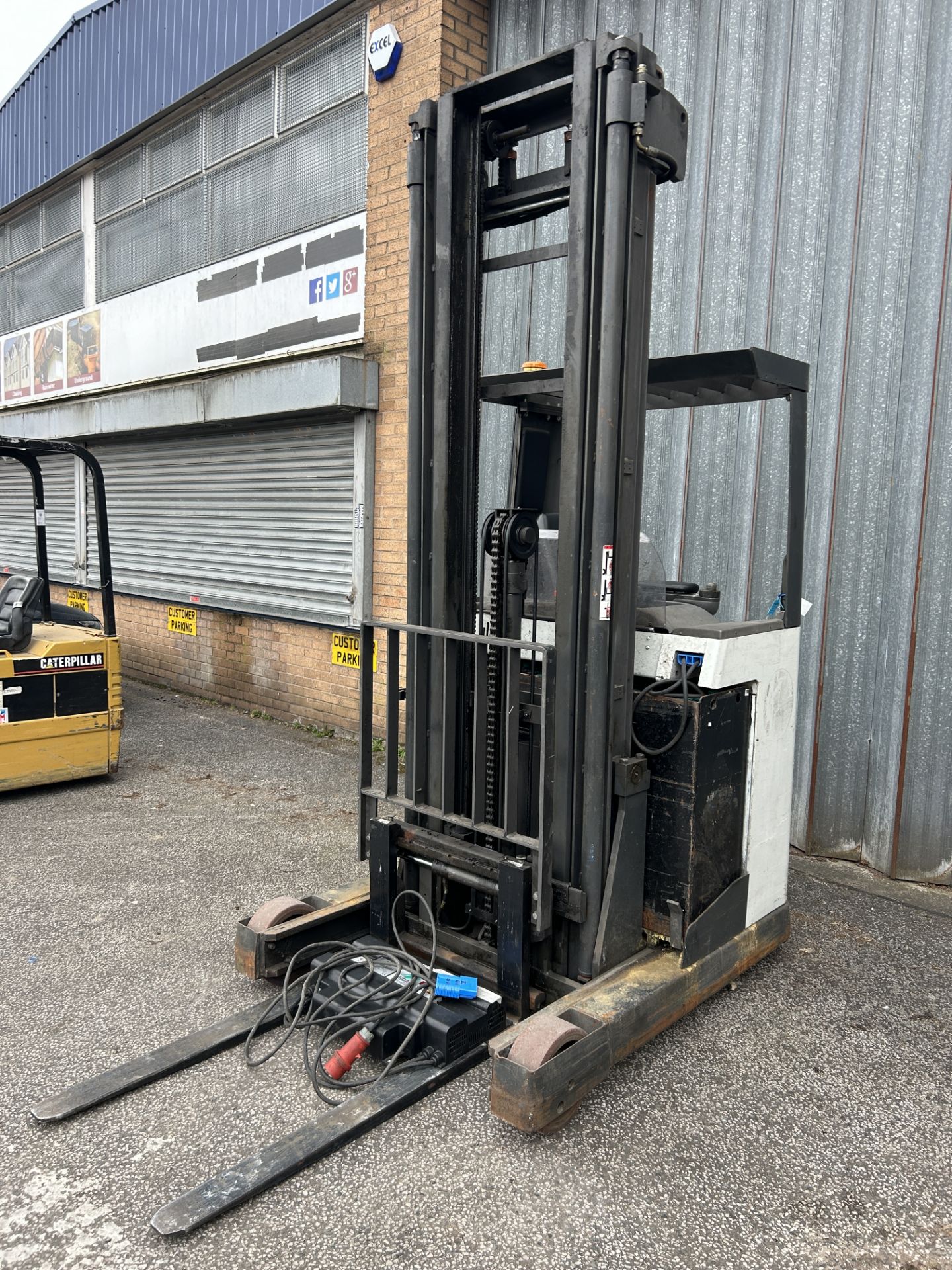 Atlet UNS14 Electric Reach Forklift Truck w/ Charger | YOM: 2008 | 5,216 Hours - Image 3 of 9