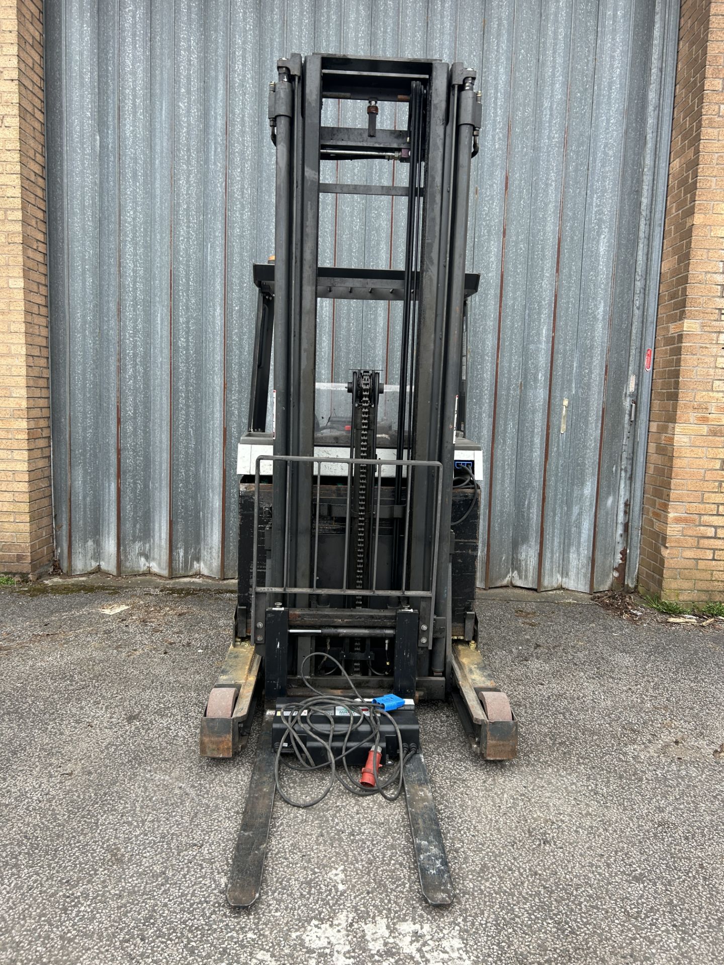 Atlet UNS14 Electric Reach Forklift Truck w/ Charger | YOM: 2008 | 5,216 Hours - Image 2 of 9