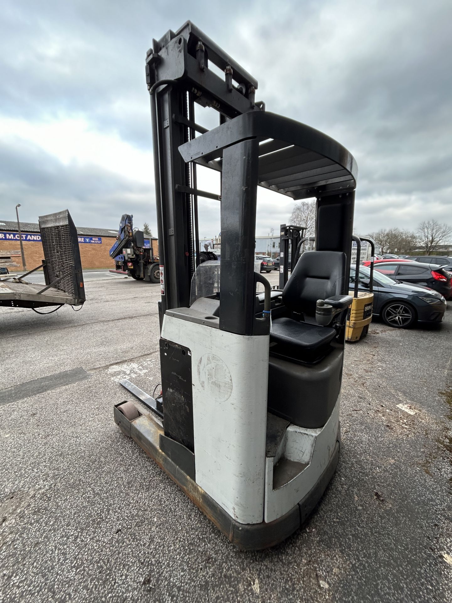 Atlet UNS14 Electric Reach Forklift Truck w/ Charger | YOM: 2008 | 5,216 Hours - Image 5 of 9
