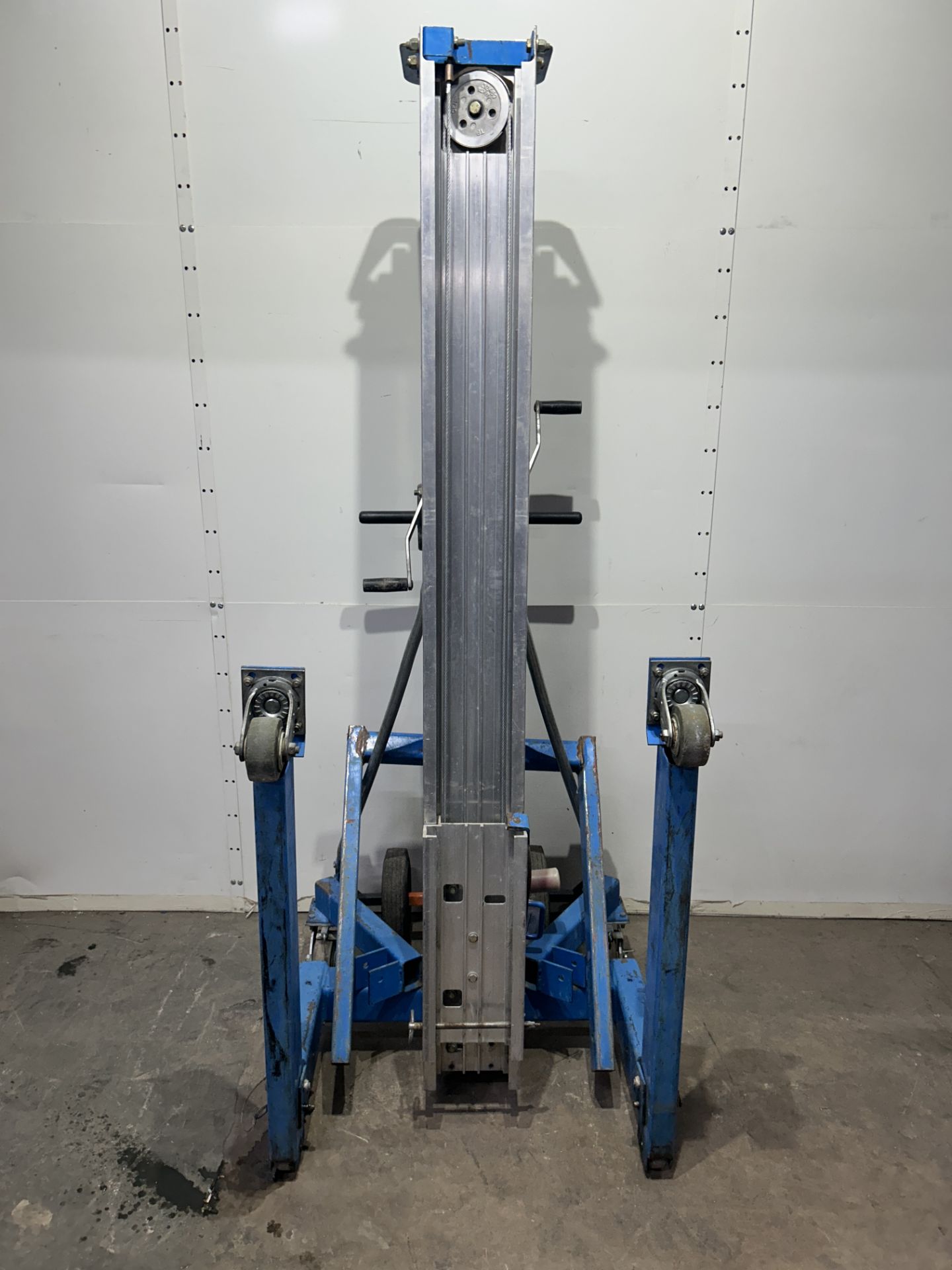 Genie SLA25 Superlift Advantage Material Lift | YOM: 2008 - Bild 2 aus 7