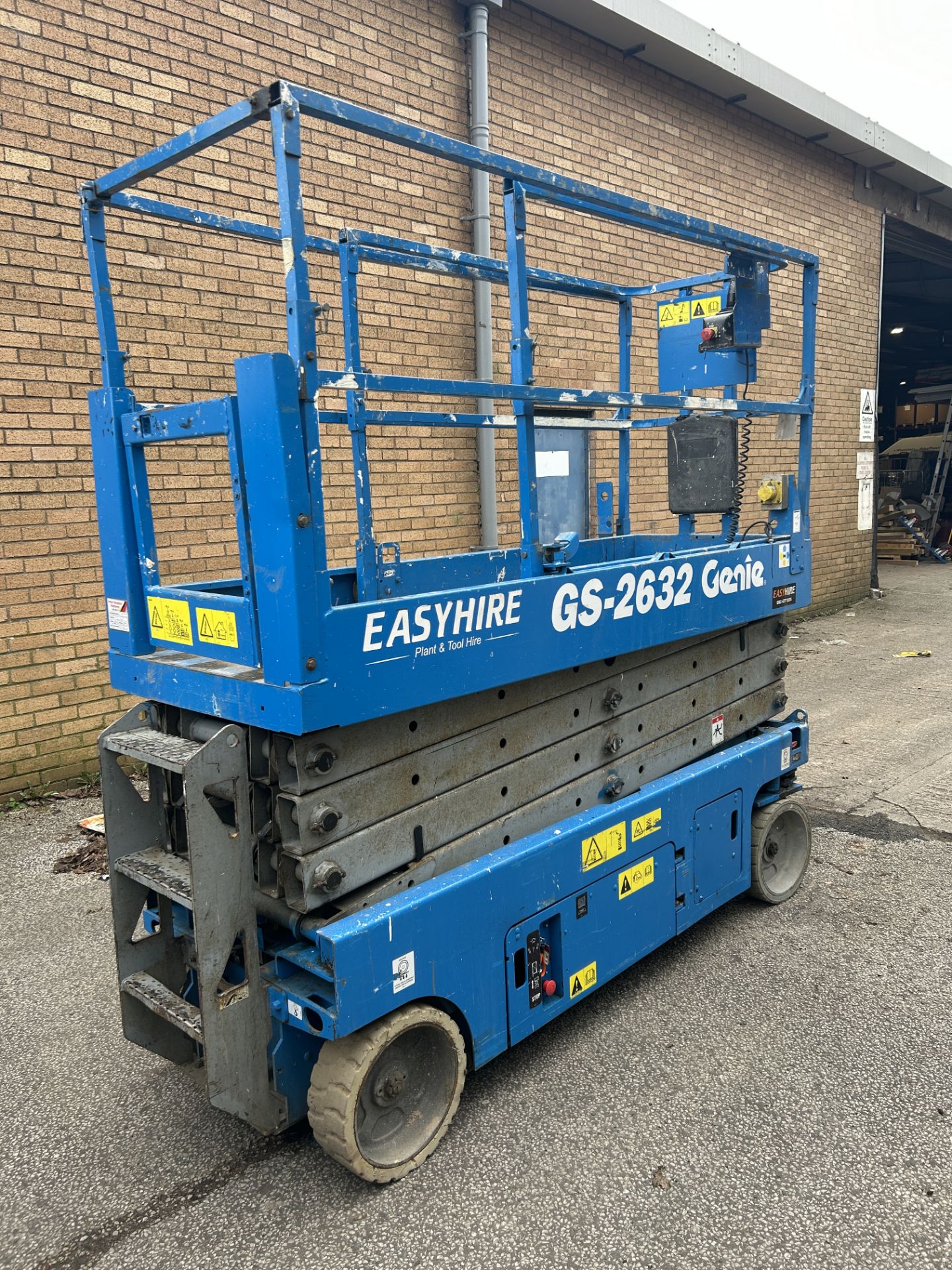 Genie GS-2632 Electric Scissor Lift | YOM: 2006 - Image 4 of 11