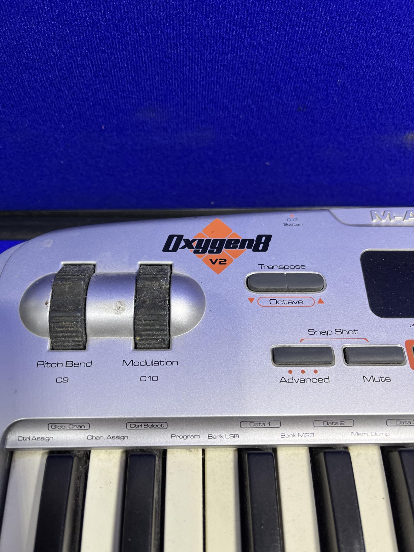M-Audio Oxygen 8 V2 USB Midi Controller Keyboard - Bild 2 aus 6