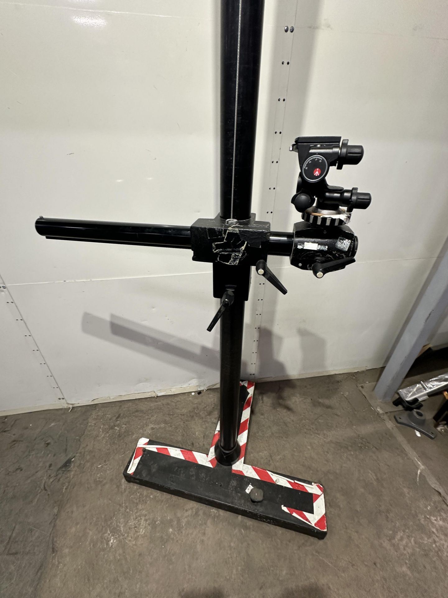 Firenze Salon 7.5ft Studio camera stand with Monfrotto 410 studio geared head - Image 6 of 7