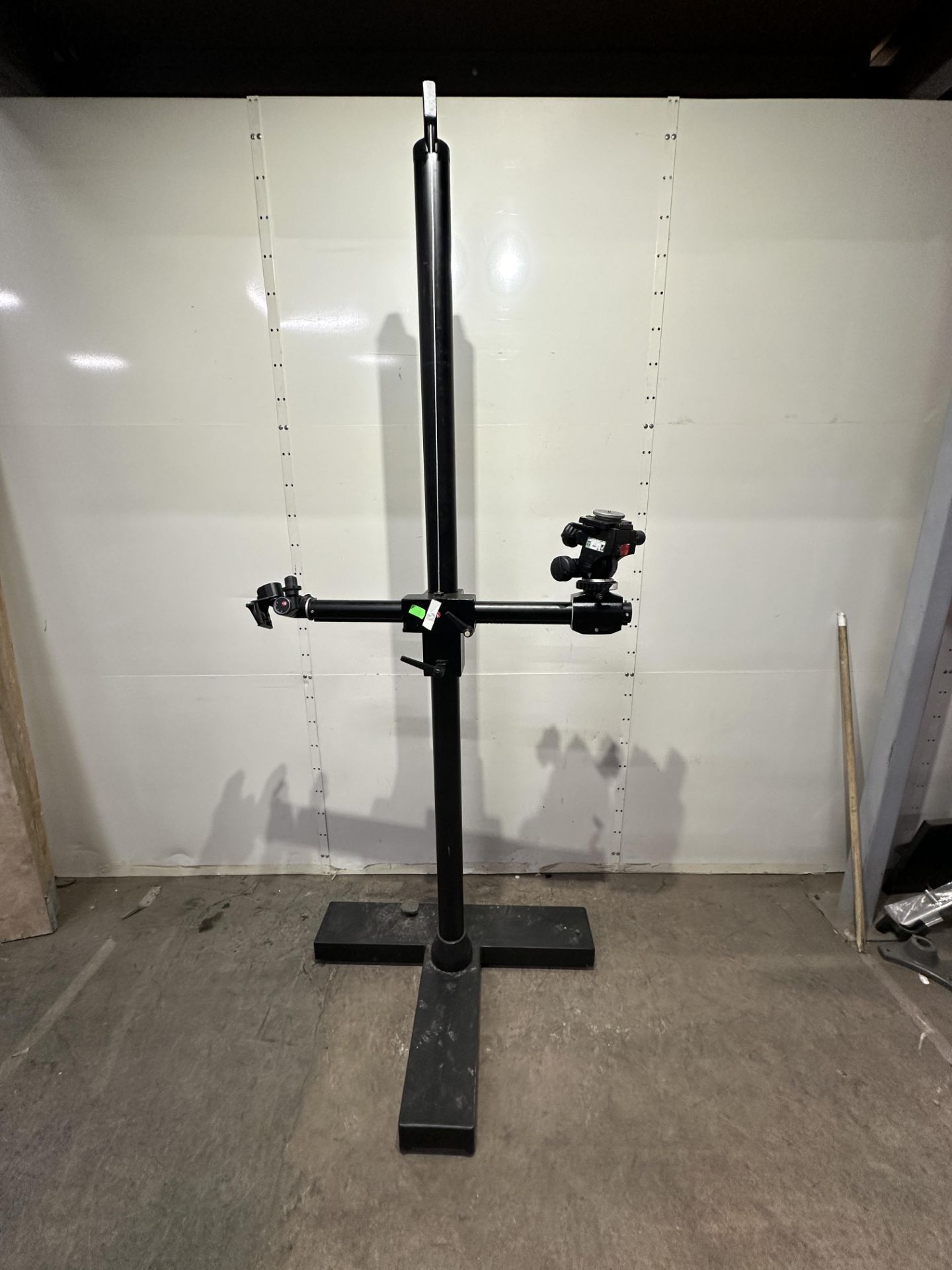 Firenze Salon 7.5ft Studio camera stand with Monfrotto 400 studio geared head - Image 3 of 8