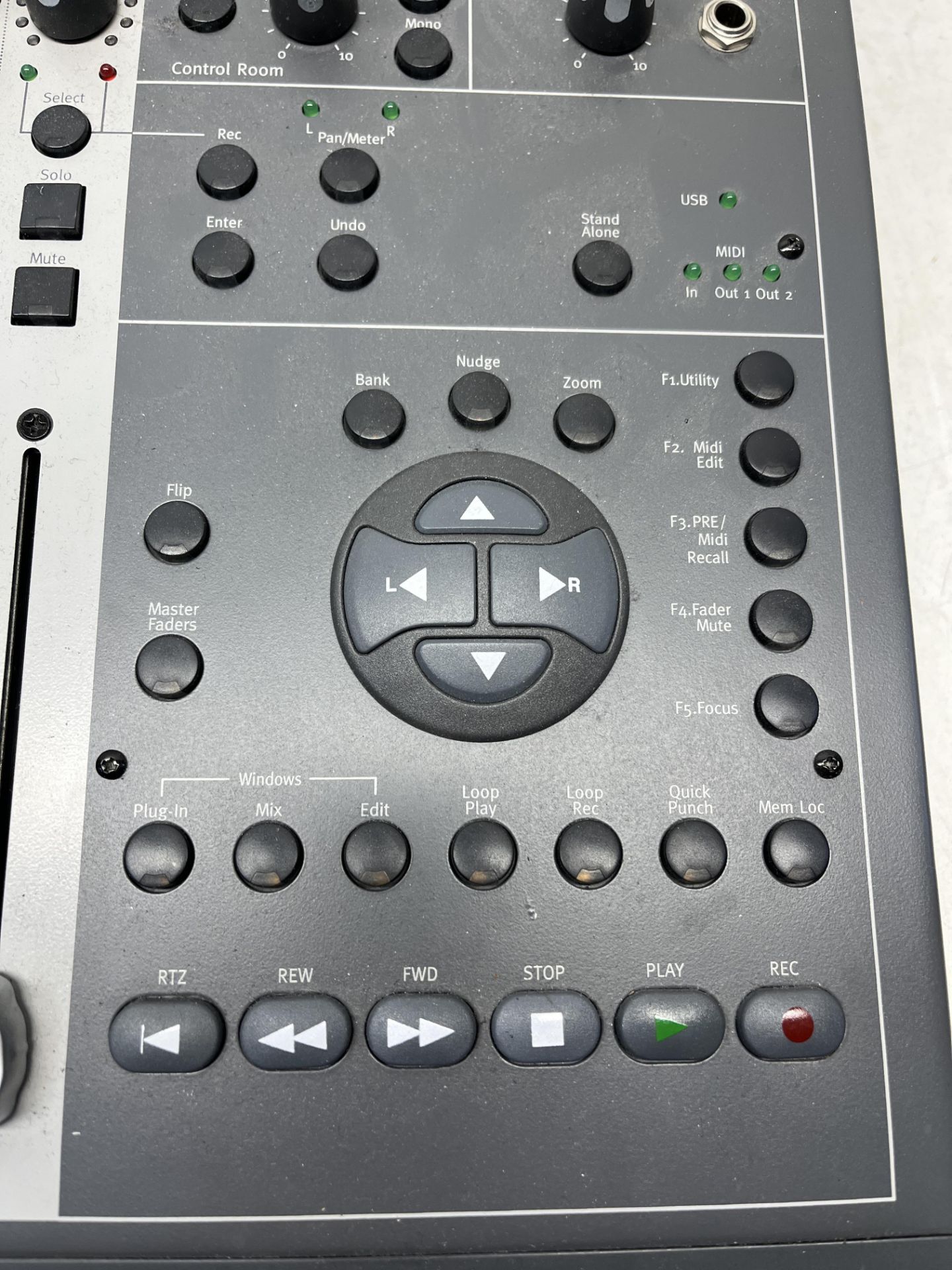 Digidesign Command 8 Analog Mixing Console Model: MC008 - Bild 4 aus 7