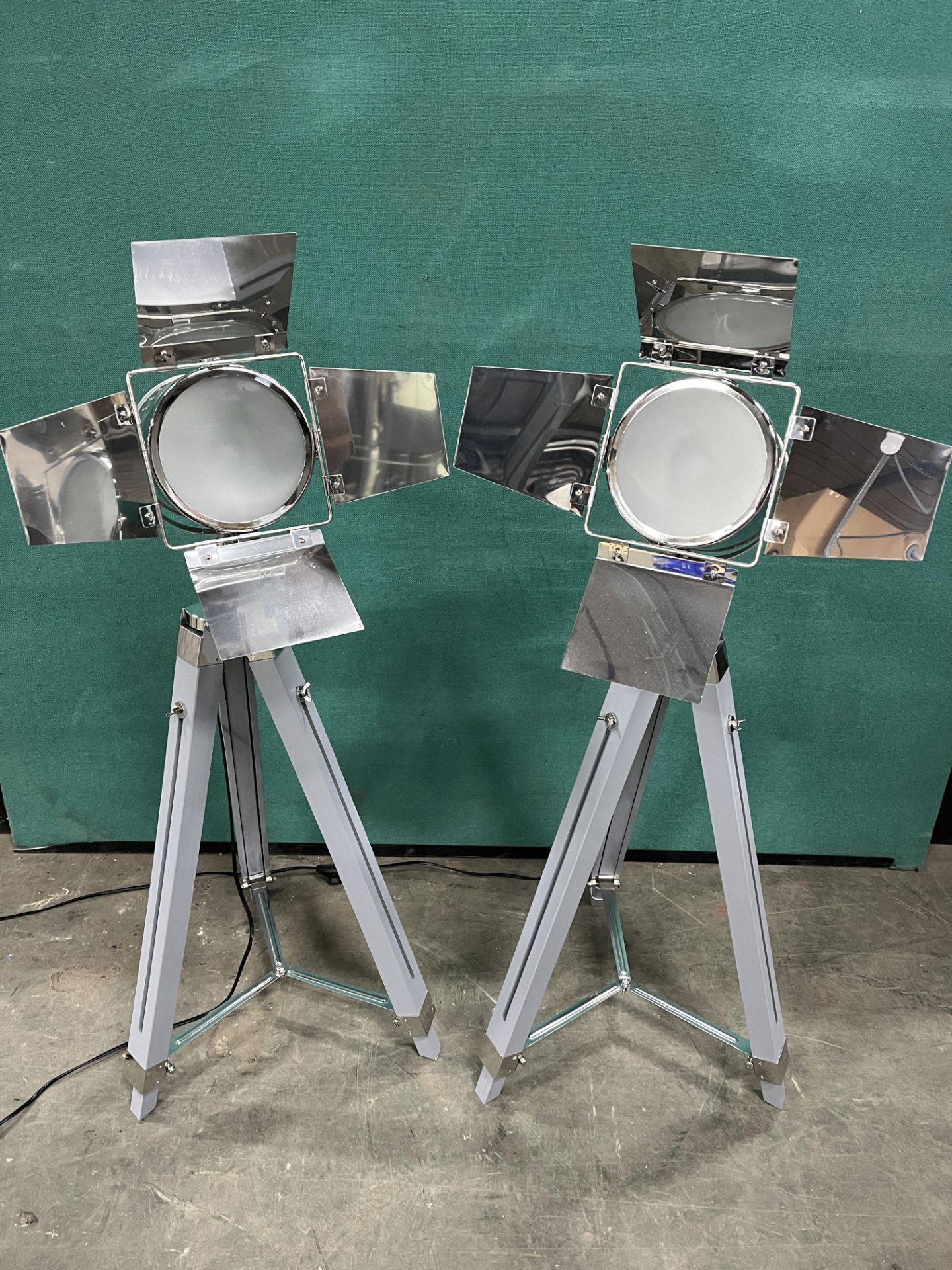 2 x Silver Studio Spotlights With Tripod - Image 2 of 6