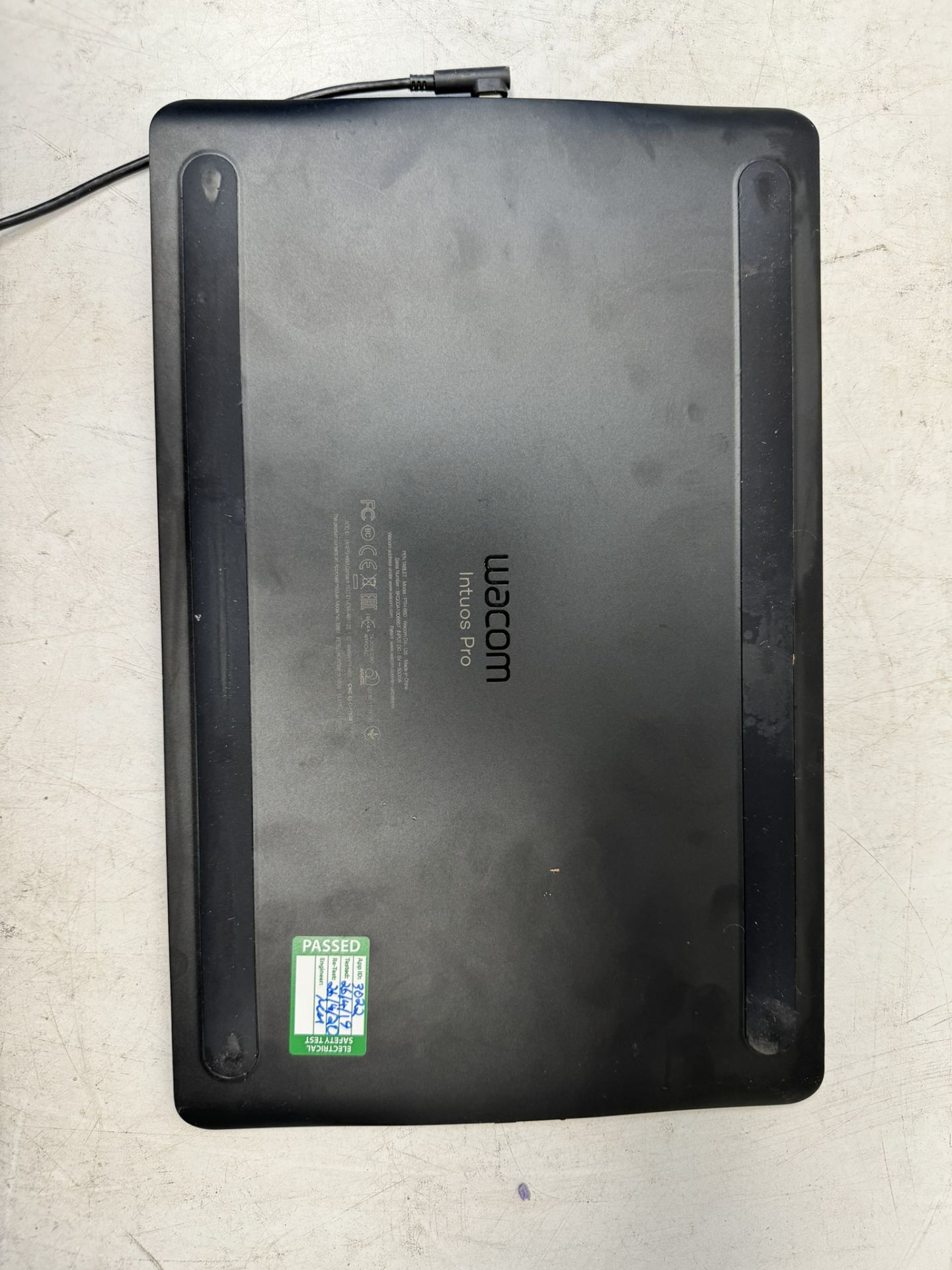 Wacom PTH660 Intuos Pro Digital Graphic Drawing Tablet - Image 2 of 3