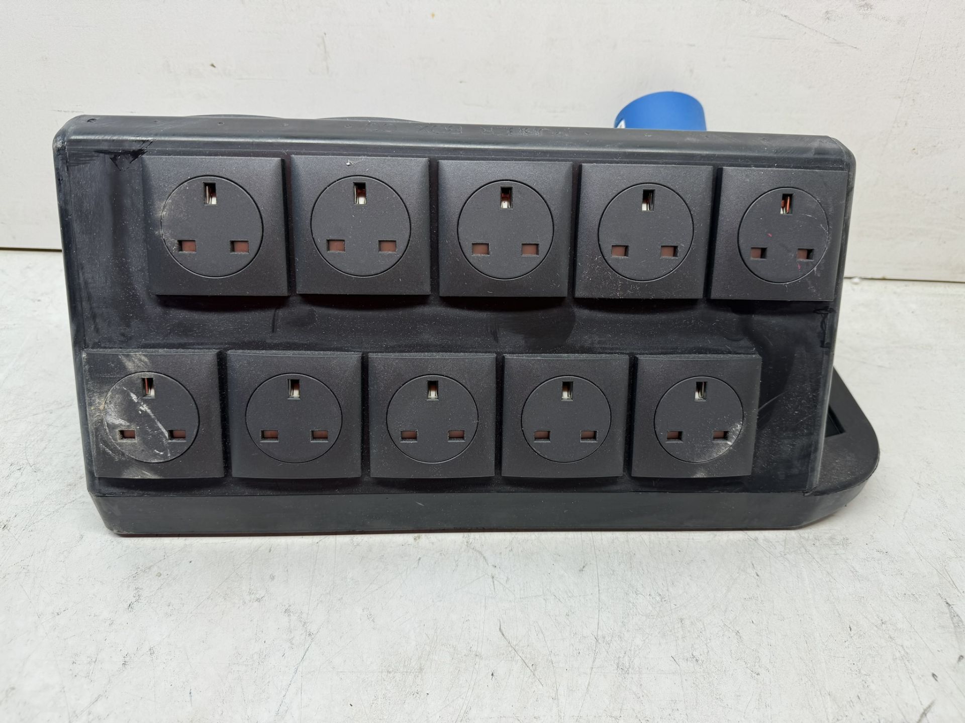 Rubber Box Triangle power distribution Box f/w: 16A 240v In & Out to 14 x 13A 240v Sockets - Bild 2 aus 4