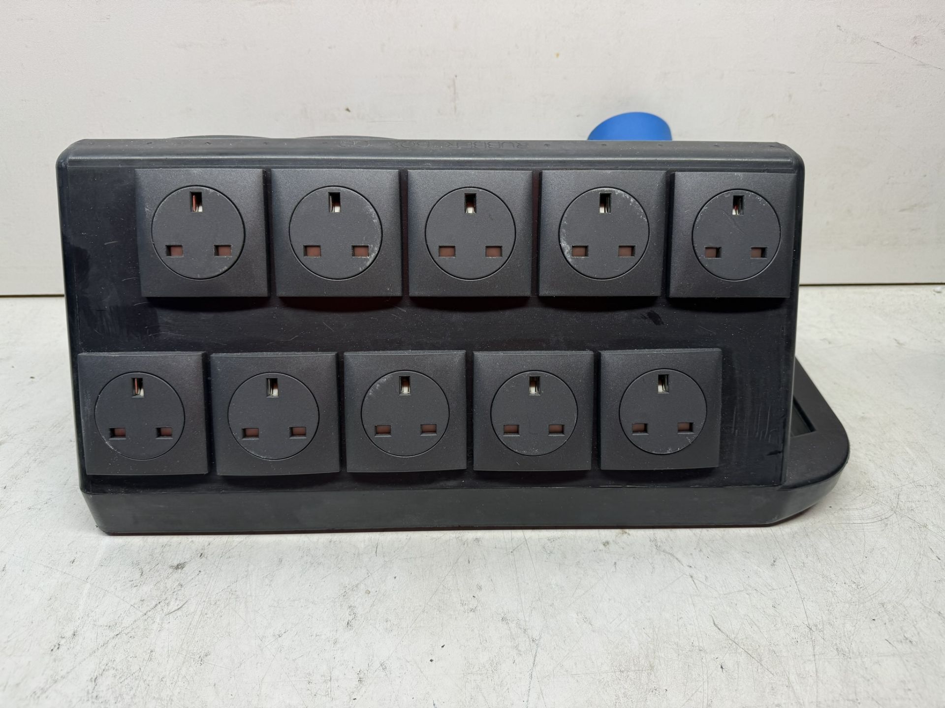 Rubber Box Triangle power distribution Box f/w: 16A 240v In & Out to 14 x 13A 240v Sockets - Image 2 of 4
