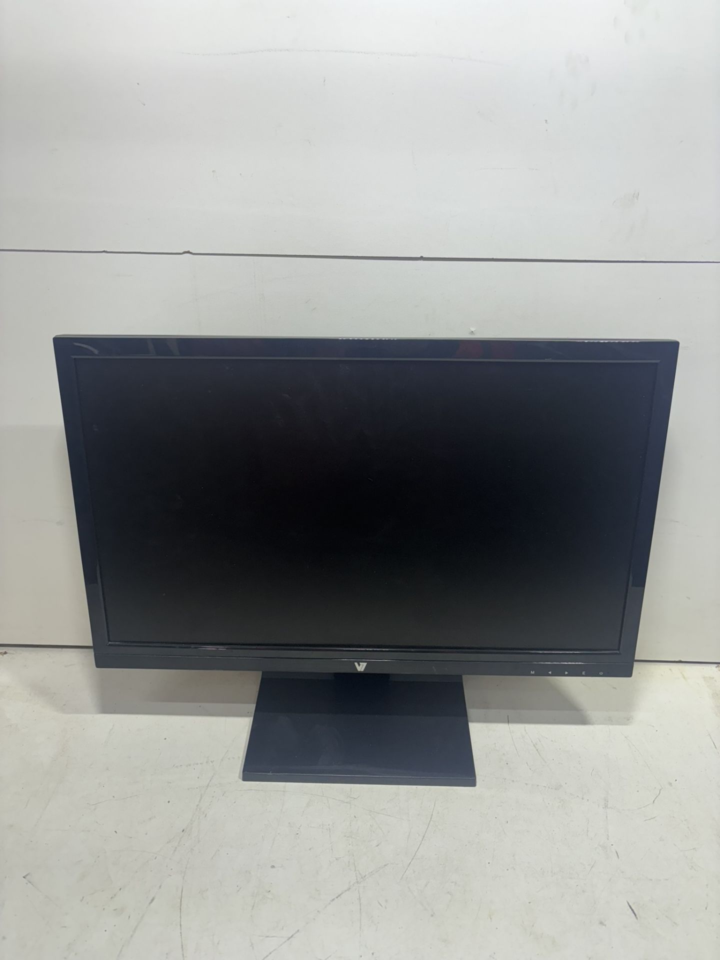 2 x V7 2165M 21.5 LCD Monitors