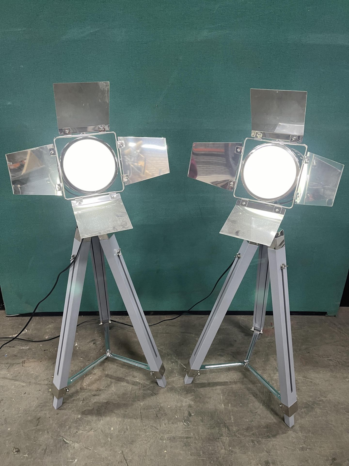 2 x Silver Studio Spotlights With Tripod - Image 4 of 7