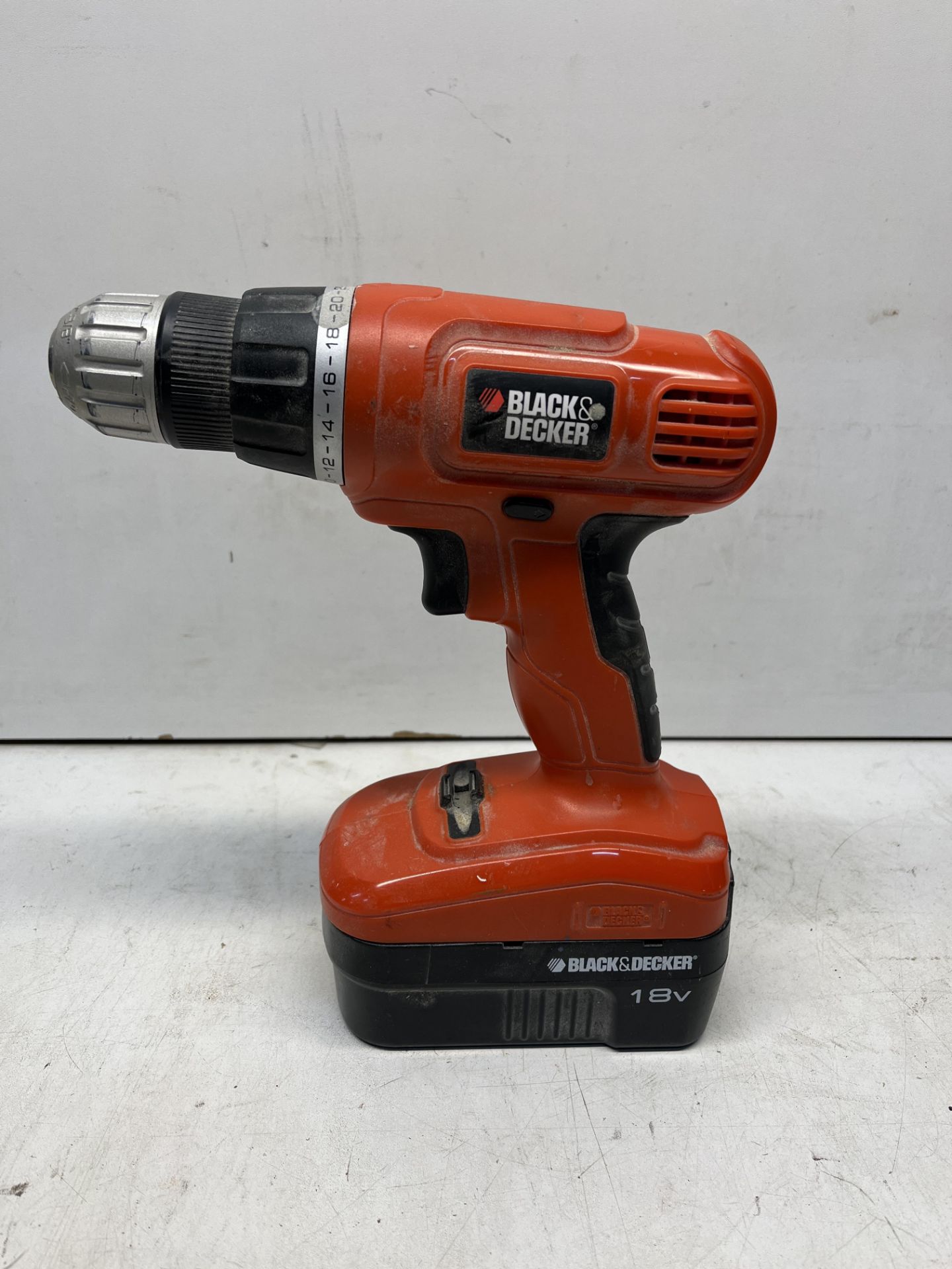 3x Cordless Drills and Charger - Image 2 of 5