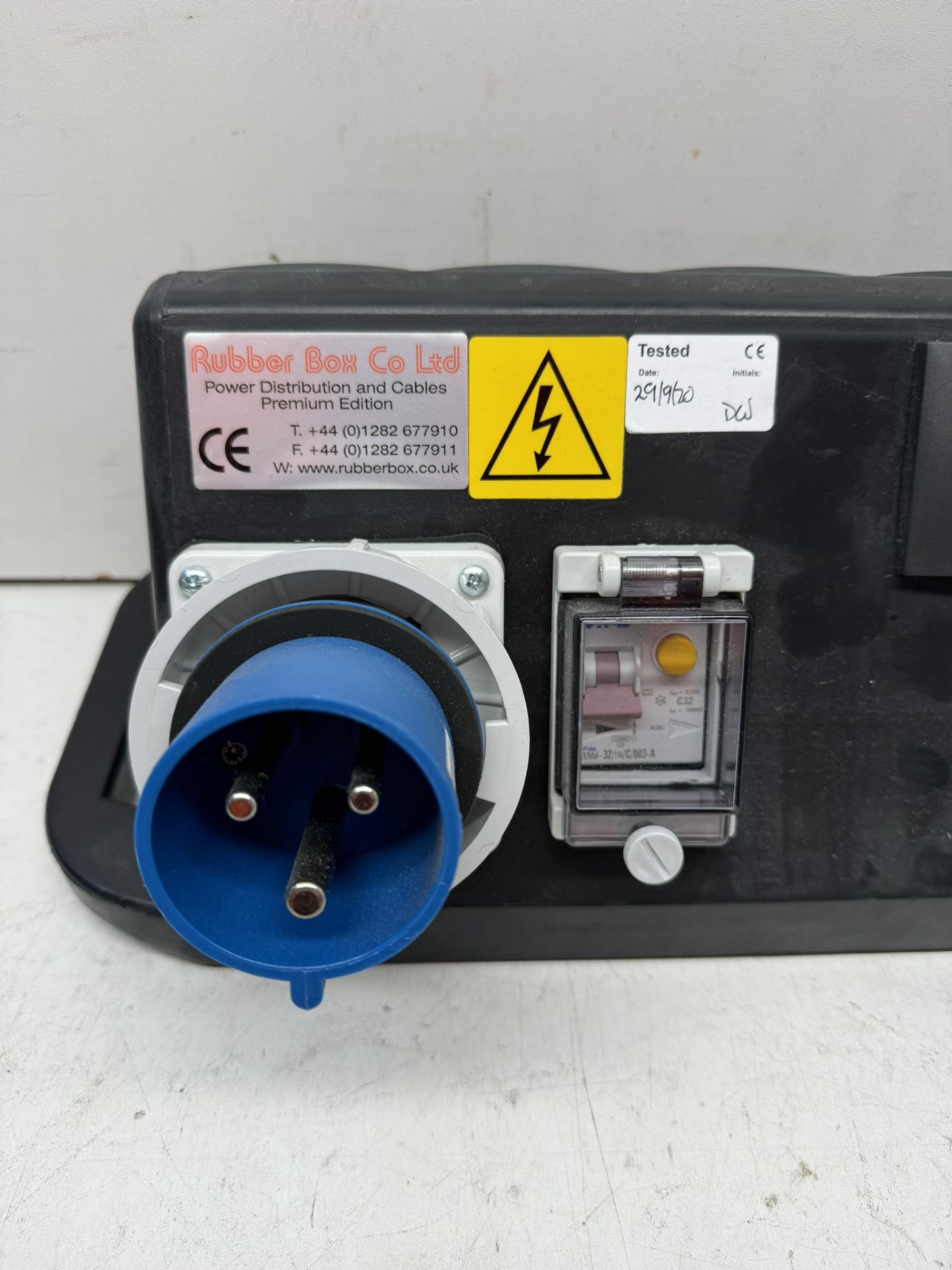 Rubber Box Triangle power distribution Box f/w: 16A 240v In & Out to 14 x 13A 240v Sockets - Image 3 of 4