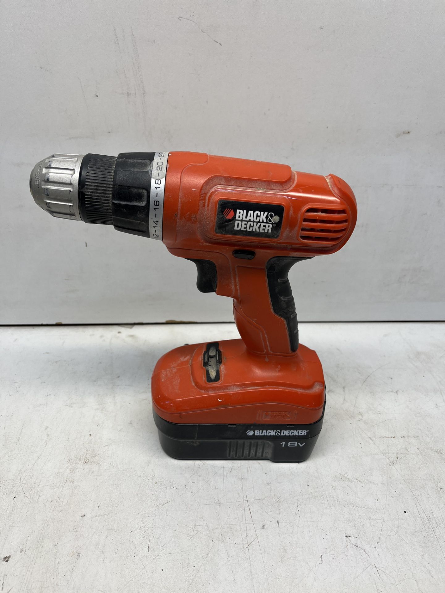 3x Cordless Drills and Charger - Image 4 of 5