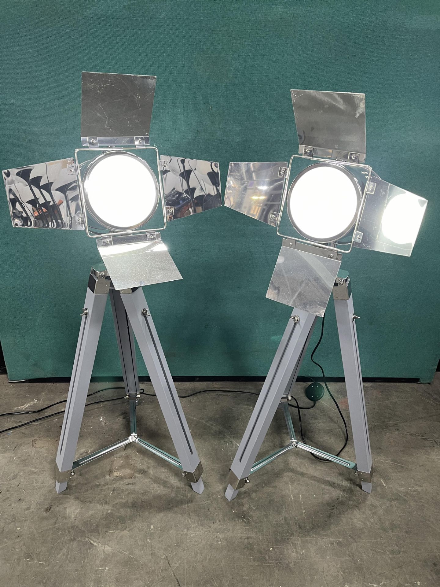 2 x Silver Studio Spotlights With Tripod - Image 3 of 6