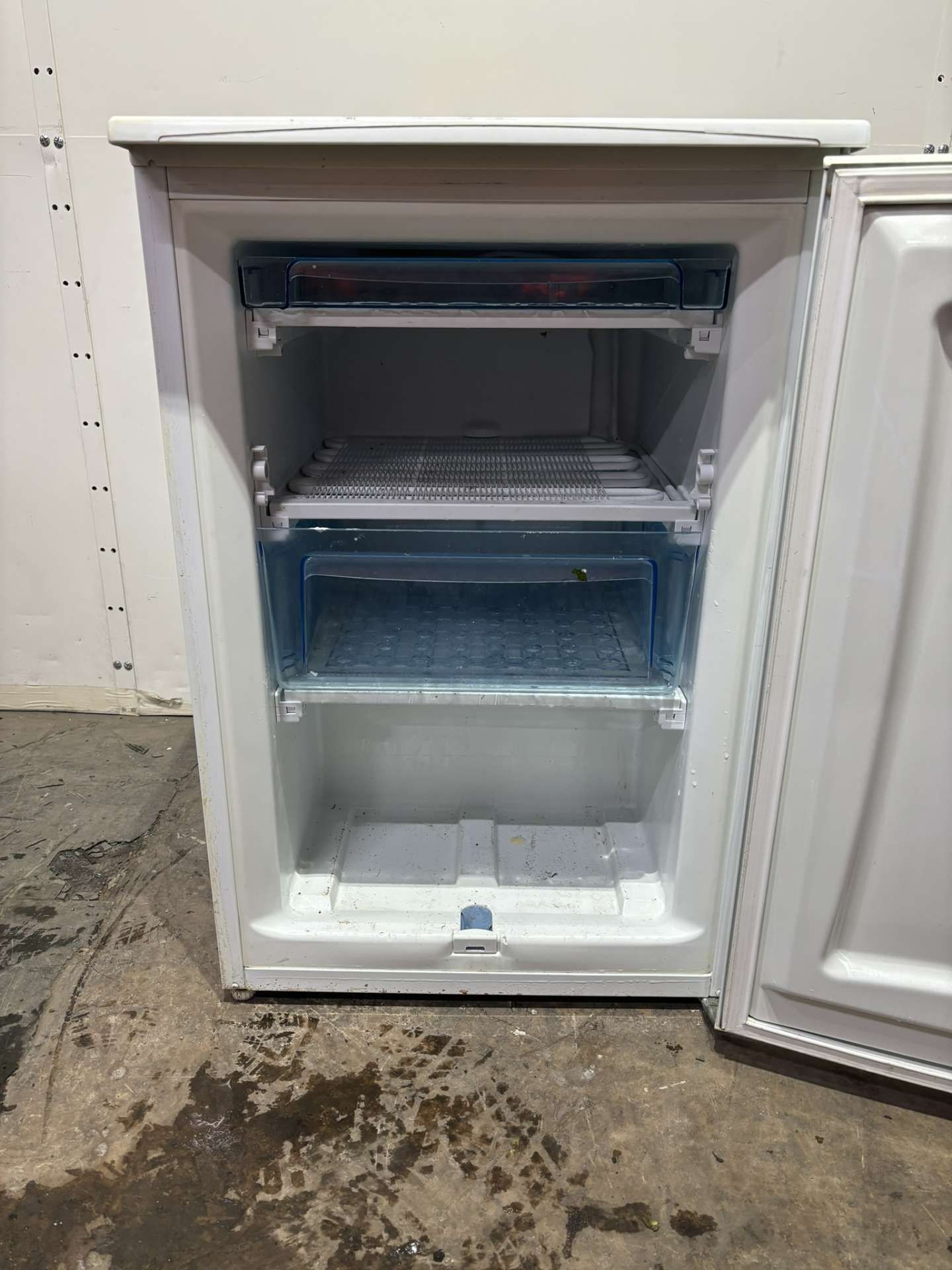 Lec Commercial Fresstanding White Fridge - Image 3 of 6