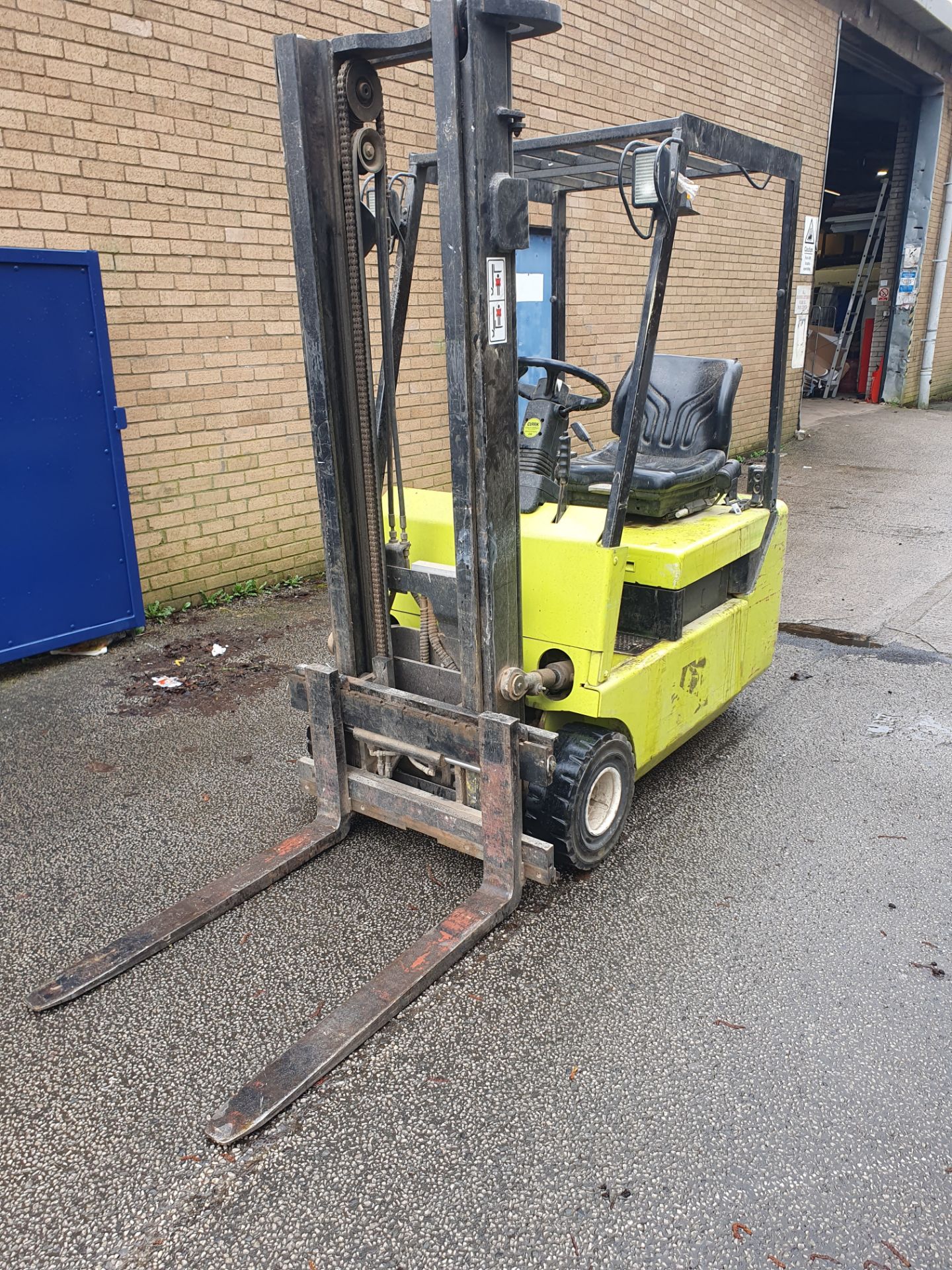 Clark CTM 16 Electric Fork Lift with Charger | 1,395 Hours