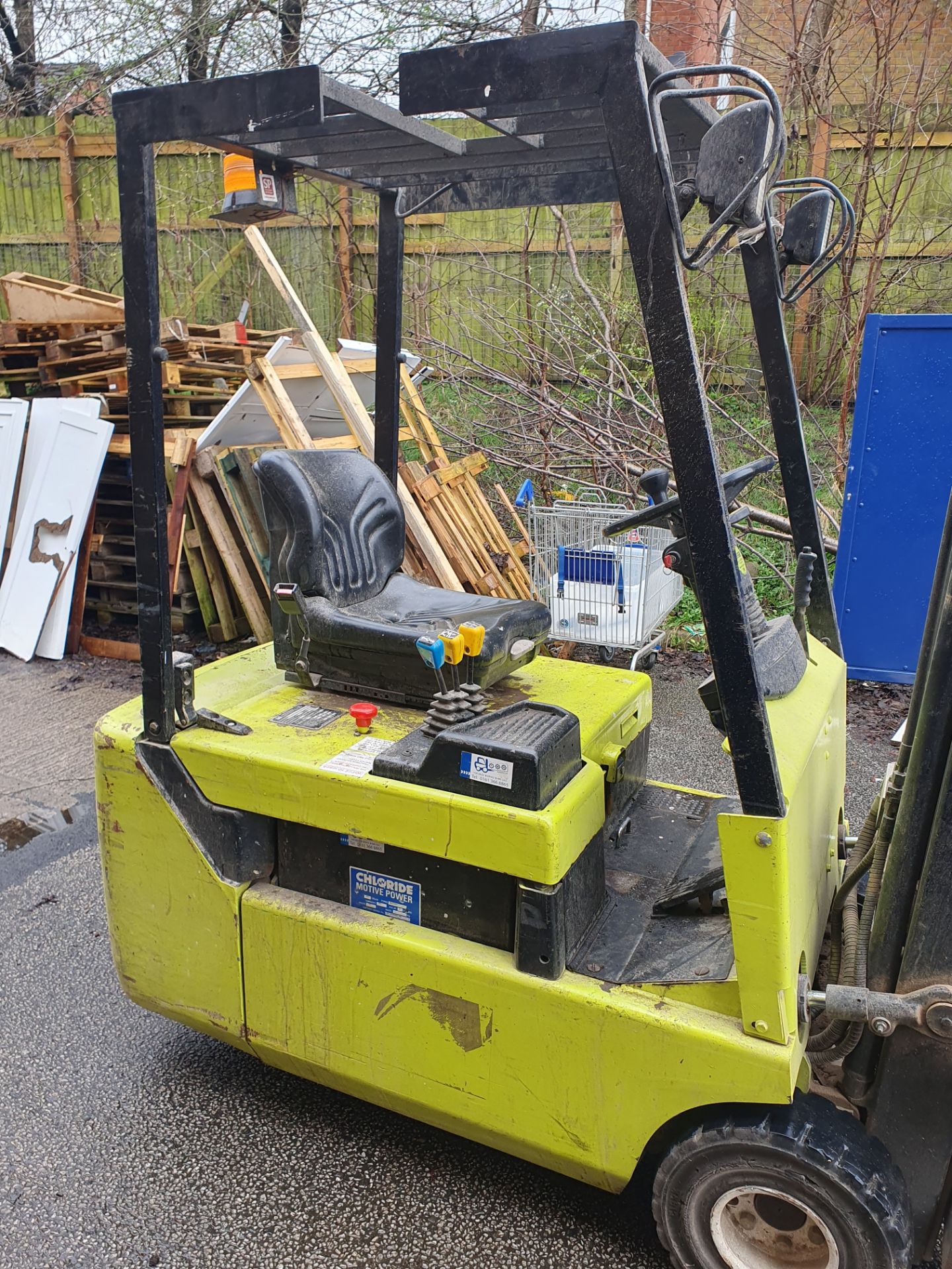 Clark CTM 16 Electric Fork Lift with Charger | 1,395 Hours - Image 3 of 17