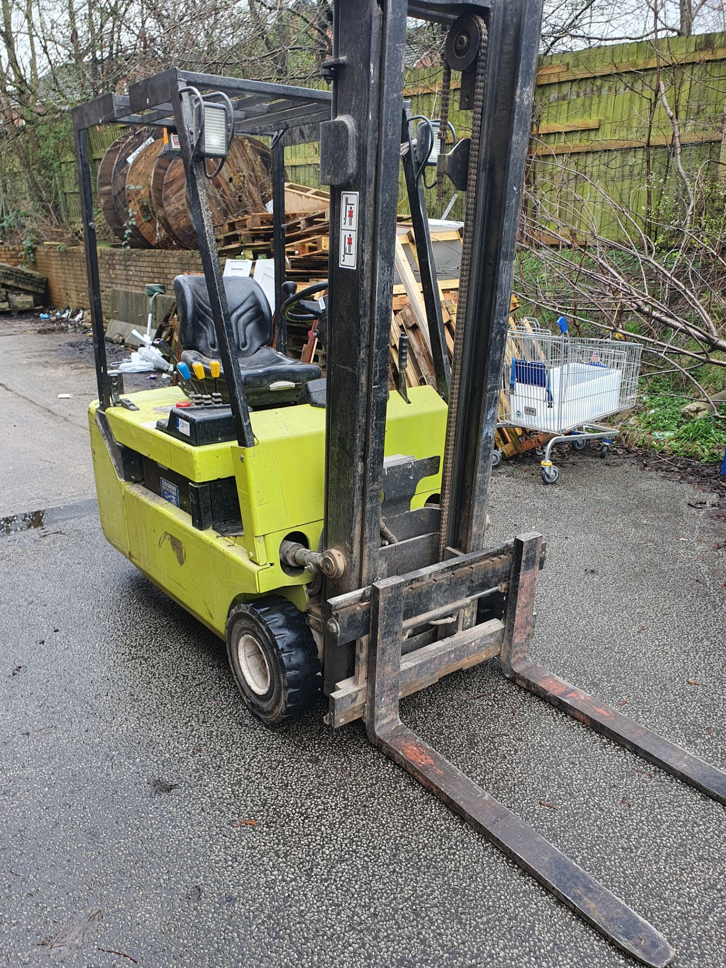 Clark CTM 16 Electric Fork Lift with Charger | 1,395 Hours - Image 2 of 17