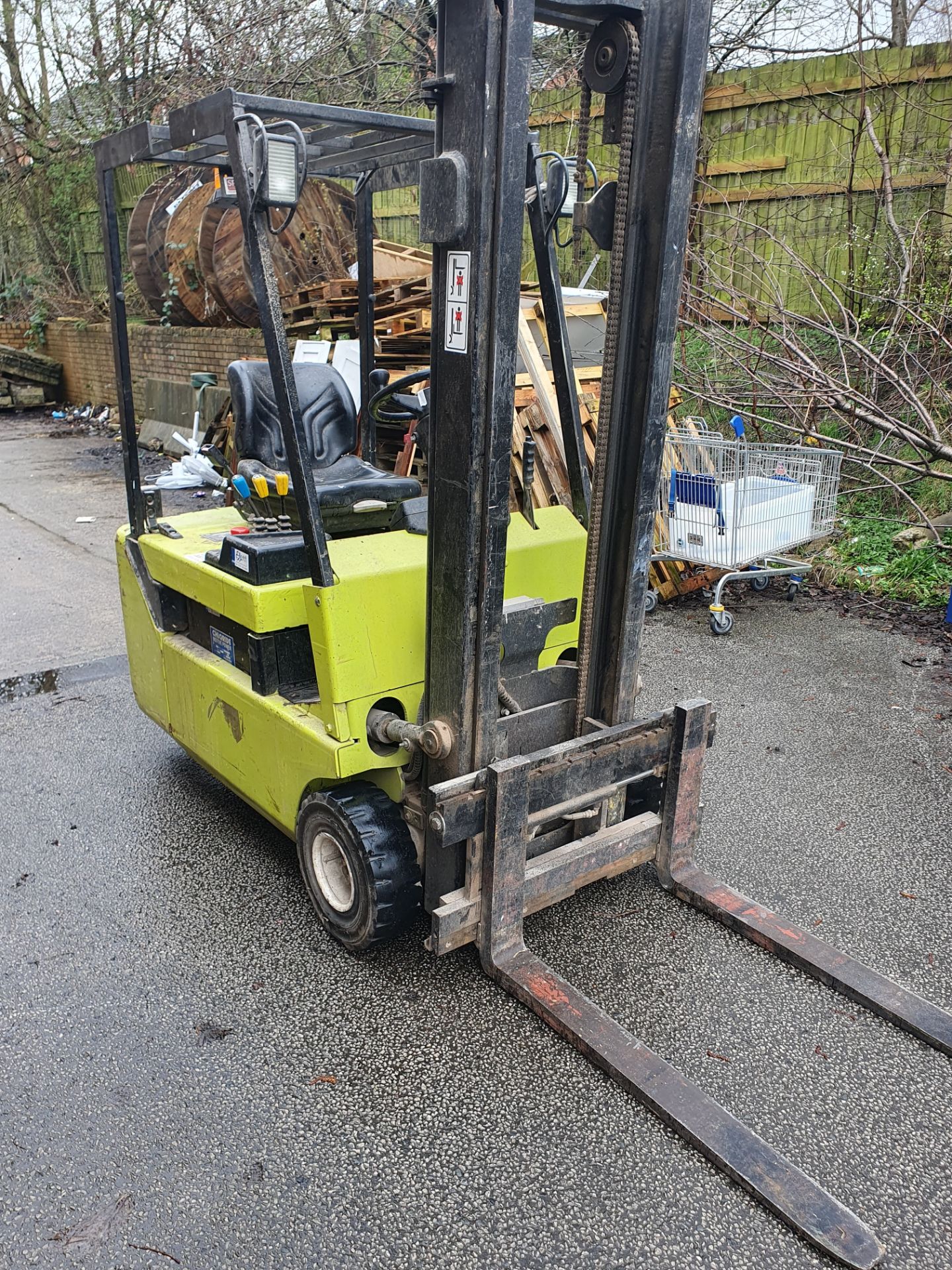 Clark CTM 16 Electric Fork Lift with Charger | 1,395 Hours - Bild 2 aus 17