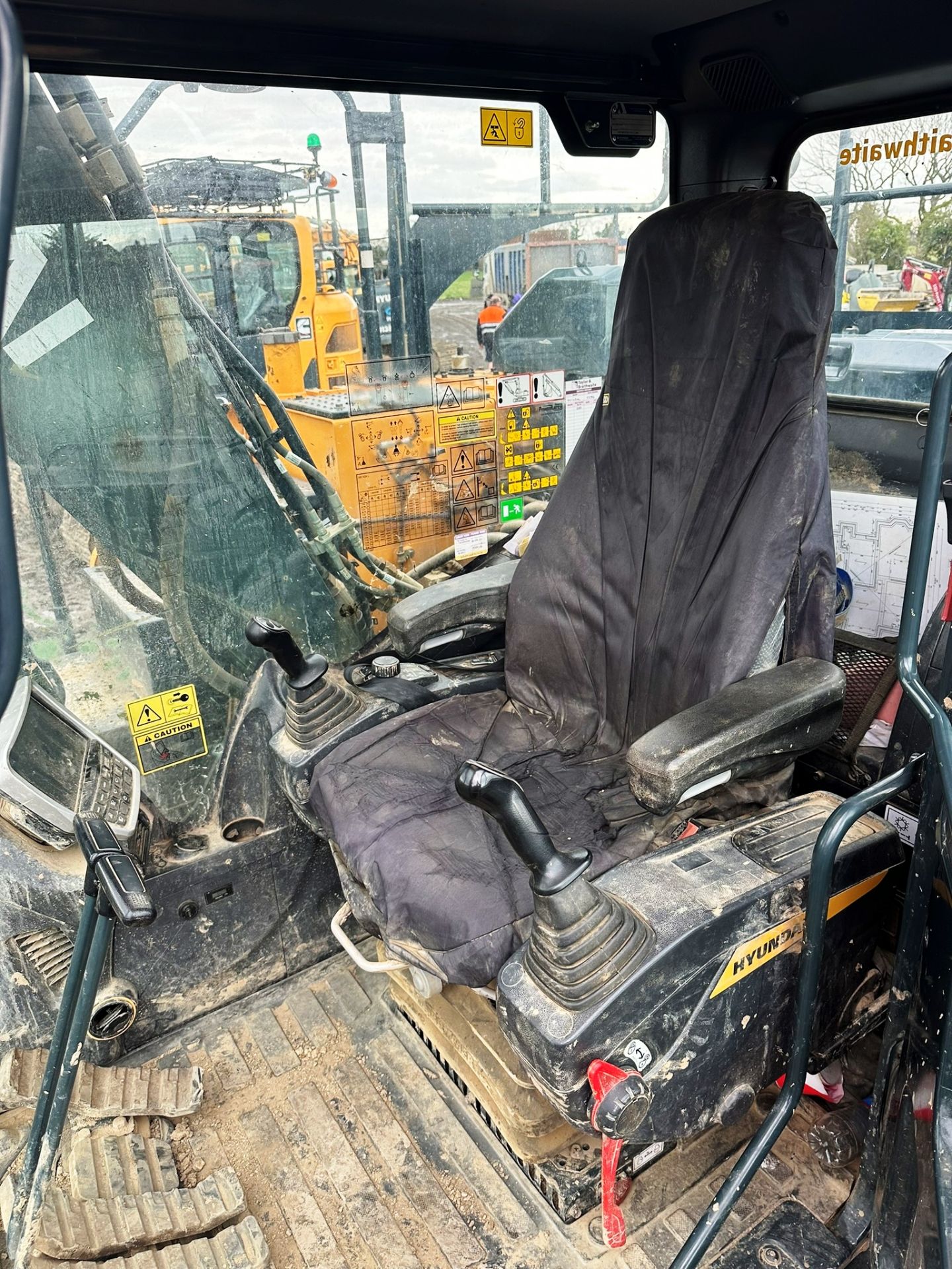 Hyundai HX140A L 14T Excavator| YOM: 2022 | Hours: 1,605 - Image 10 of 12