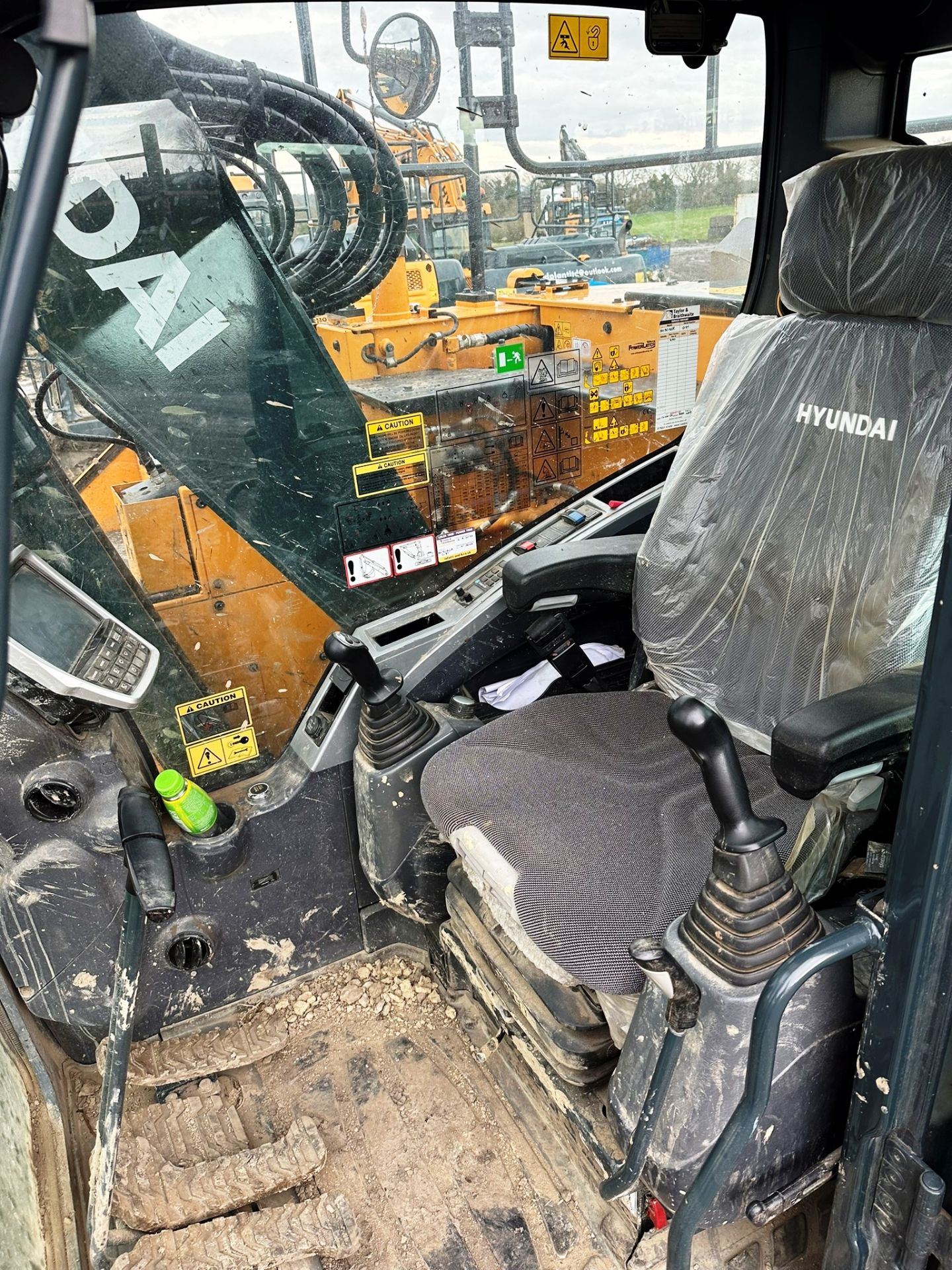 Hyundai HX130X LCR Crawler Excavator | YOM: 2023 | Hours: 376 - Image 10 of 12